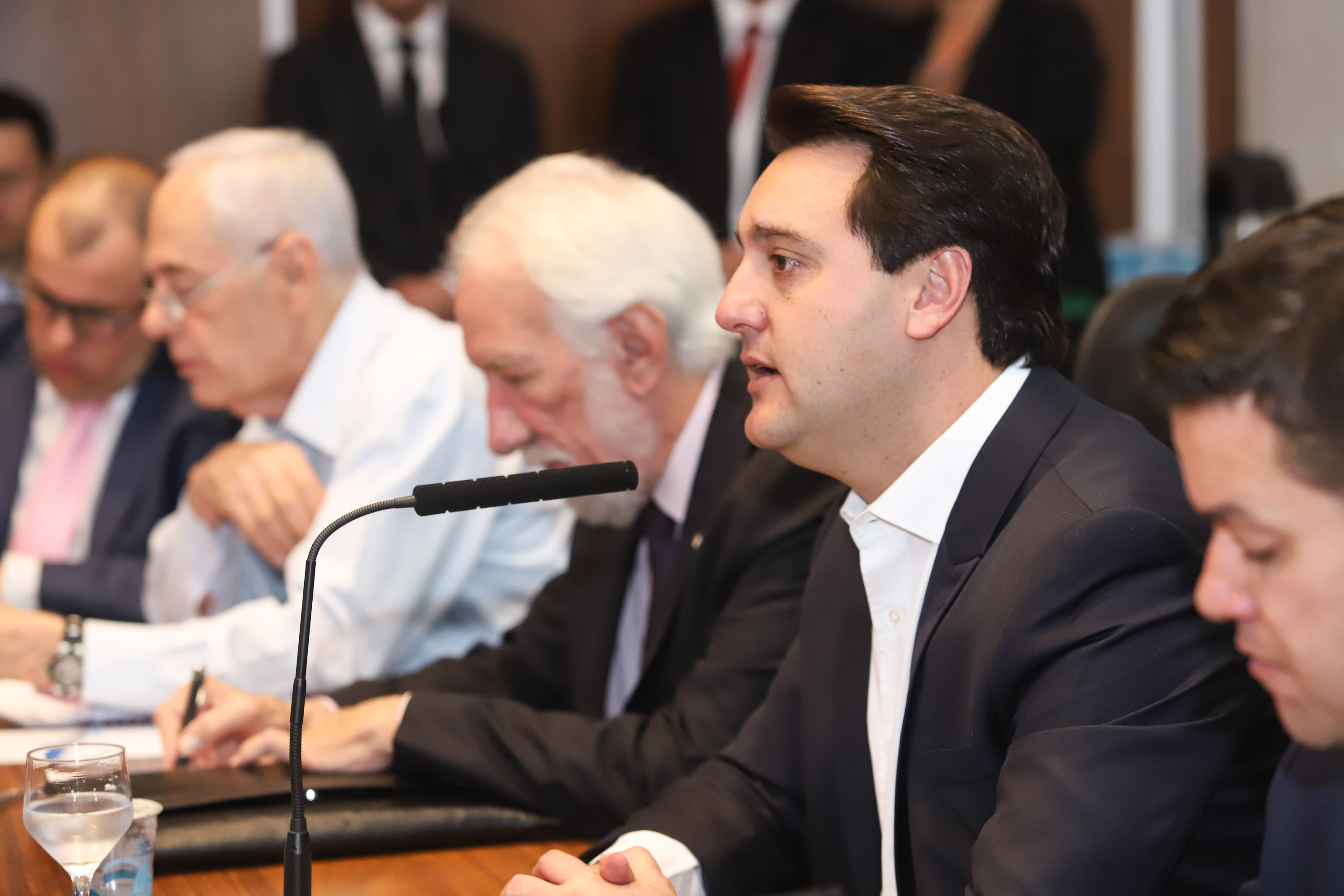 O presidente da Companhia de Habitação do Paraná (Cohapar), Jorge Lange, apresentou ao governador Carlos Massa Ratinho Junior nesta terça-feira (19) a proposta de reestruturação de cargos da empresa com economia de 22% apenas em janeiro. A folha de pagamento encolheu de R$ 1,75 milhão para 1,35 milhão. A economia deve gerar investimentos para diminuir o déficit habitacional de 485 mil domicílios. Curitiba,19/02/2019 - Foto: Rodrigo Félix Leal/ANPr