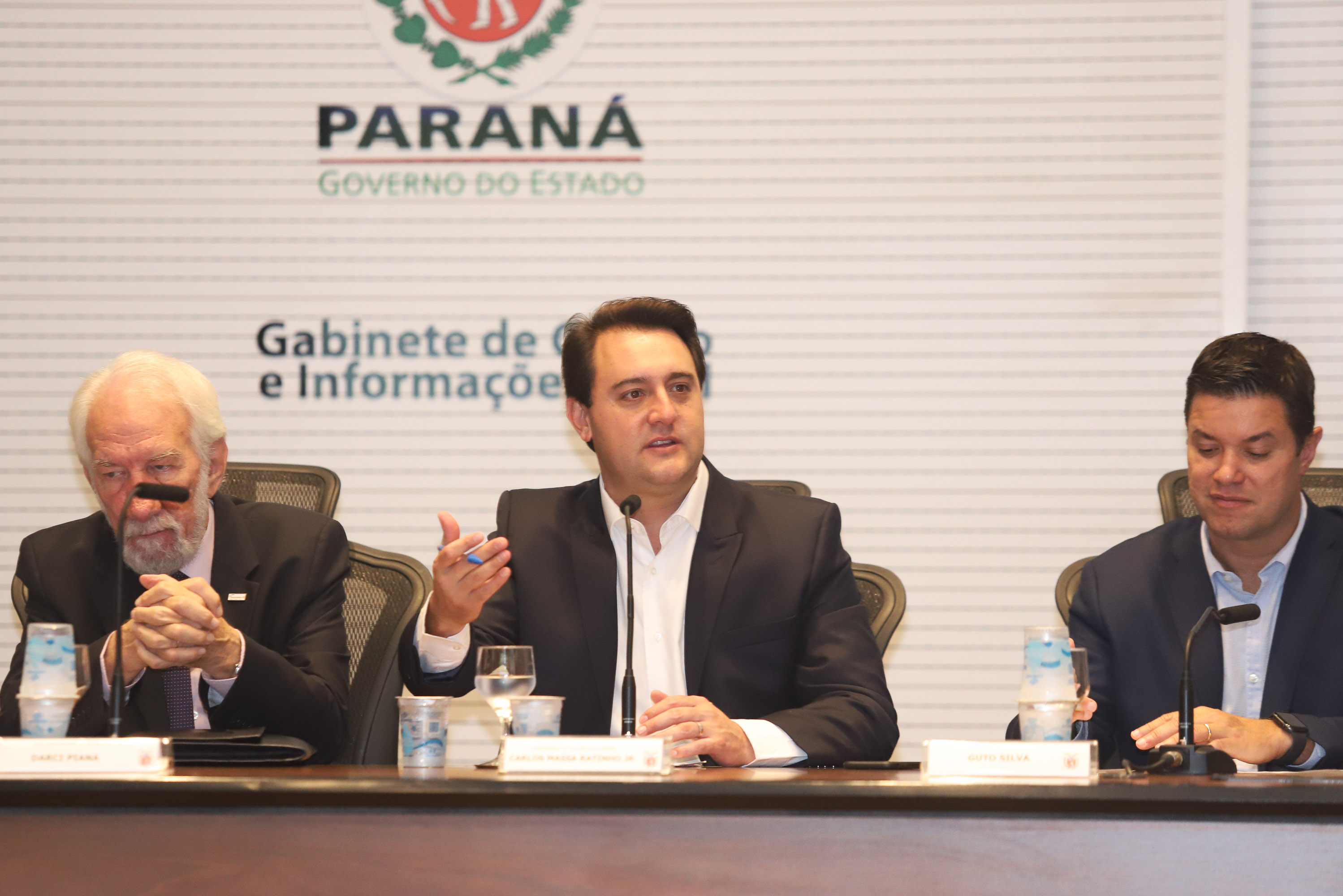 O presidente da Companhia de Habitação do Paraná (Cohapar), Jorge Lange, apresentou ao governador Carlos Massa Ratinho Junior nesta terça-feira (19) a proposta de reestruturação de cargos da empresa com economia de 22% apenas em janeiro. A folha de pagamento encolheu de R$ 1,75 milhão para 1,35 milhão. A economia deve gerar investimentos para diminuir o déficit habitacional de 485 mil domicílios. Curitiba,19/02/2019 - Foto: Rodrigo Félix Leal/ANPr