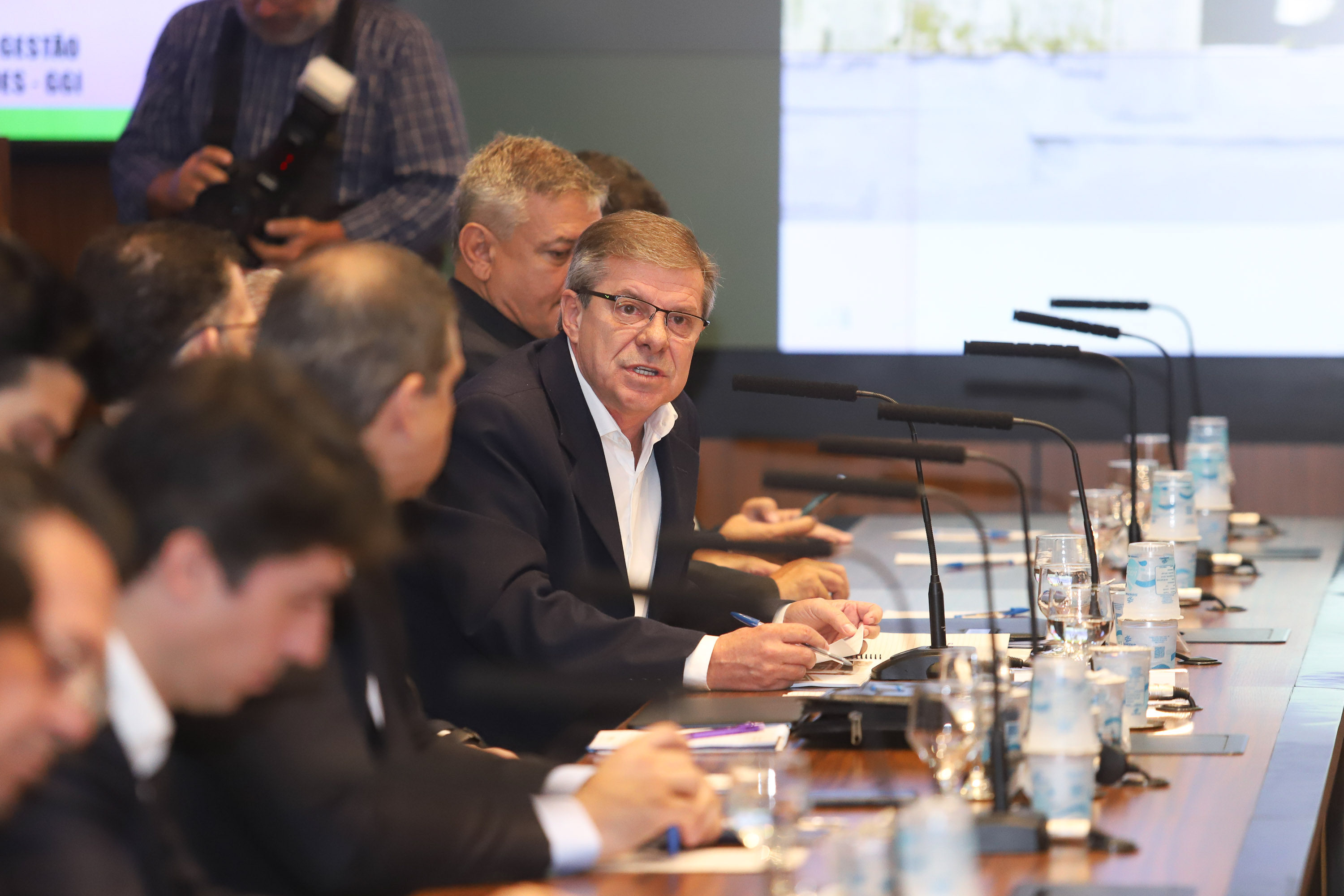 O presidente da Companhia de Habitação do Paraná (Cohapar), Jorge Lange, apresentou ao governador Carlos Massa Ratinho Junior nesta terça-feira (19) a proposta de reestruturação de cargos da empresa com economia de 22% apenas em janeiro. A folha de pagamento encolheu de R$ 1,75 milhão para 1,35 milhão. A economia deve gerar investimentos para diminuir o déficit habitacional de 485 mil domicílios. Curitiba,19/02/2019 - Foto: Rodrigo Félix Leal/ANPr