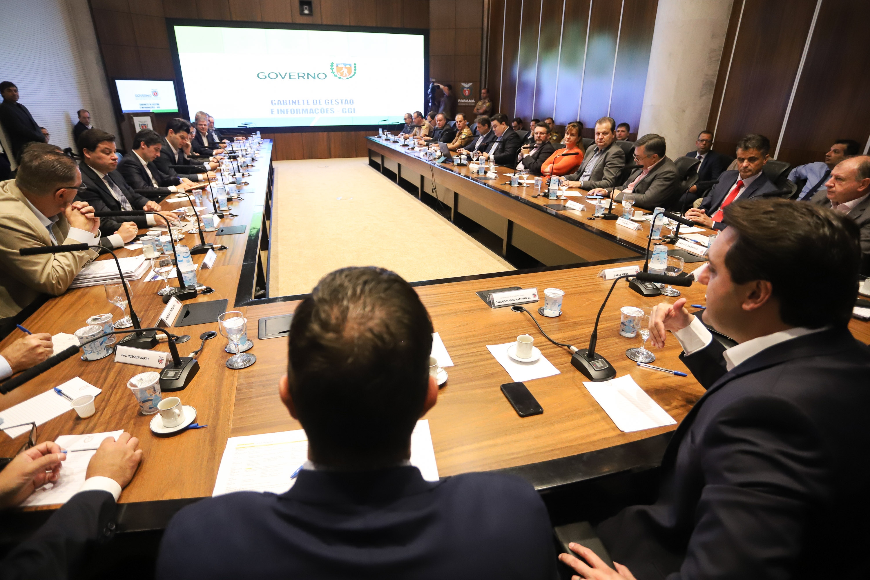O presidente da Companhia de Habitação do Paraná (Cohapar), Jorge Lange, apresentou ao governador Carlos Massa Ratinho Junior nesta terça-feira (19) a proposta de reestruturação de cargos da empresa com economia de 22% apenas em janeiro. A folha de pagamento encolheu de R$ 1,75 milhão para 1,35 milhão. A economia deve gerar investimentos para diminuir o déficit habitacional de 485 mil domicílios. Curitiba,19/02/2019 - Foto: Rodrigo Félix Leal/ANPr