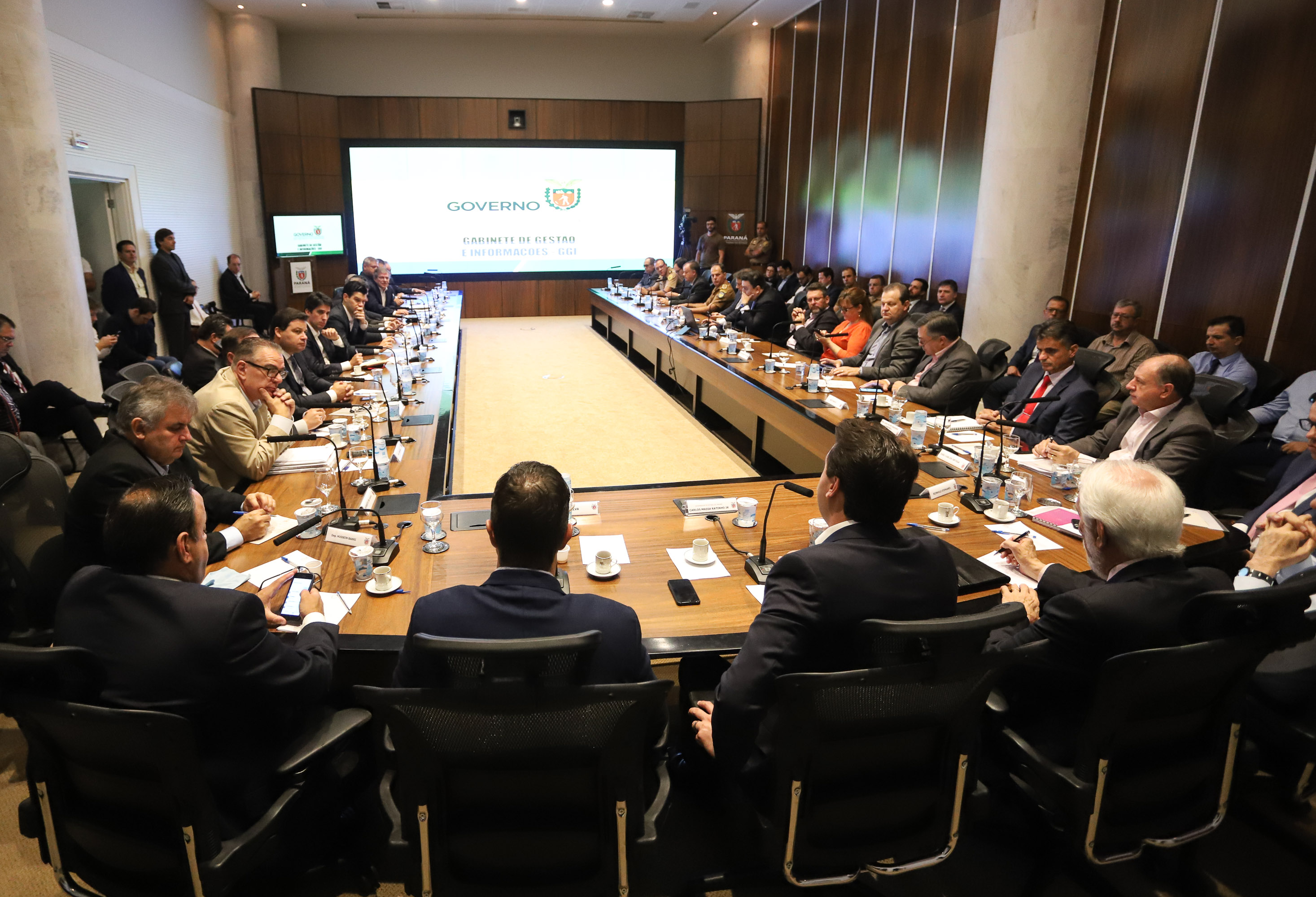 O presidente da Companhia de Habitação do Paraná (Cohapar), Jorge Lange, apresentou ao governador Carlos Massa Ratinho Junior nesta terça-feira (19) a proposta de reestruturação de cargos da empresa com economia de 22% apenas em janeiro. A folha de pagamento encolheu de R$ 1,75 milhão para 1,35 milhão. A economia deve gerar investimentos para diminuir o déficit habitacional de 485 mil domicílios. Curitiba,19/02/2019 - Foto: Rodrigo Félix Leal/ANPr