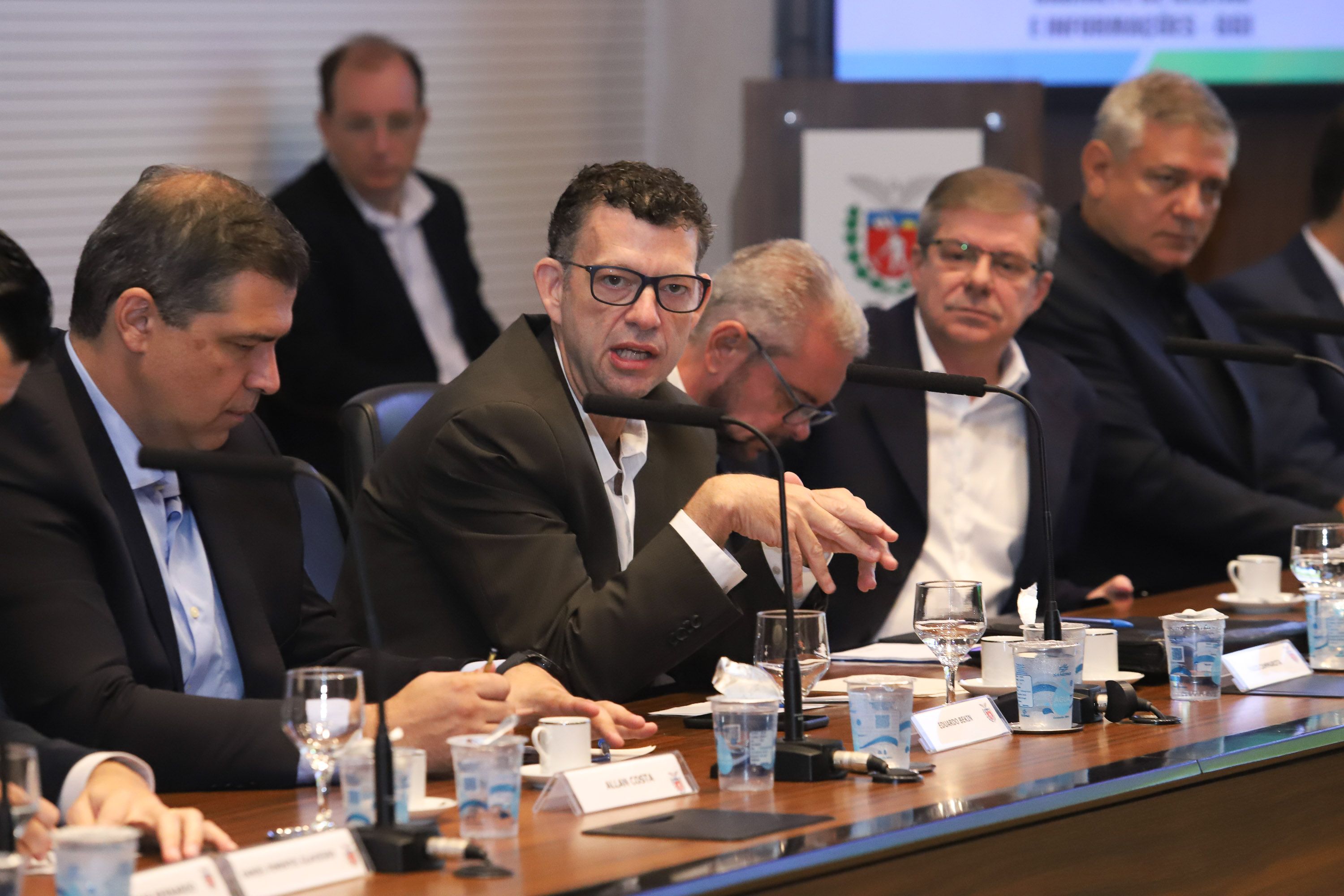 O presidente da Companhia de Habitação do Paraná (Cohapar), Jorge Lange, apresentou ao governador Carlos Massa Ratinho Junior nesta terça-feira (19) a proposta de reestruturação de cargos da empresa com economia de 22% apenas em janeiro. A folha de pagamento encolheu de R$ 1,75 milhão para 1,35 milhão. A economia deve gerar investimentos para diminuir o déficit habitacional de 485 mil domicílios. Curitiba,19/02/2019 - Foto: Rodrigo Félix Leal/ANPr
