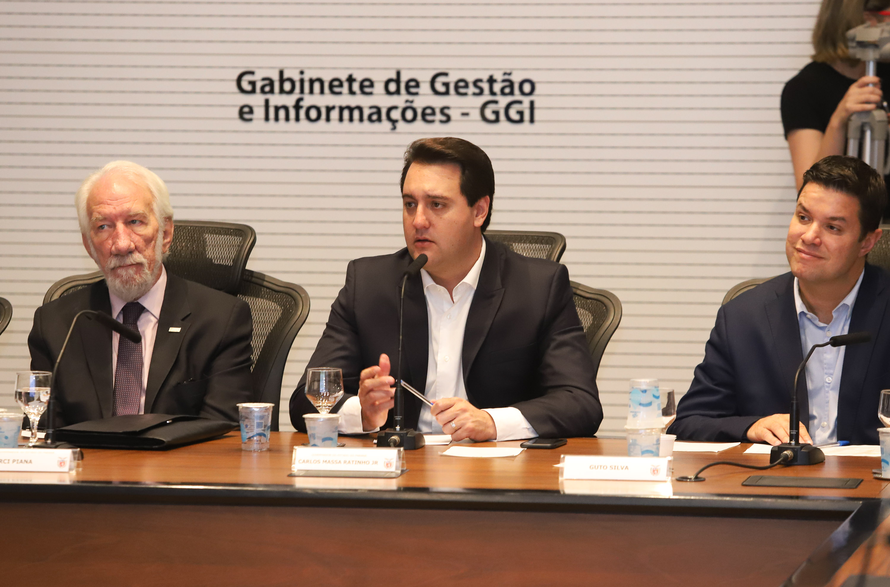 O presidente da Companhia de Habitação do Paraná (Cohapar), Jorge Lange, apresentou ao governador Carlos Massa Ratinho Junior nesta terça-feira (19) a proposta de reestruturação de cargos da empresa com economia de 22% apenas em janeiro. A folha de pagamento encolheu de R$ 1,75 milhão para 1,35 milhão. A economia deve gerar investimentos para diminuir o déficit habitacional de 485 mil domicílios. Curitiba,19/02/2019 - Foto: Rodrigo Félix Leal/ANPr