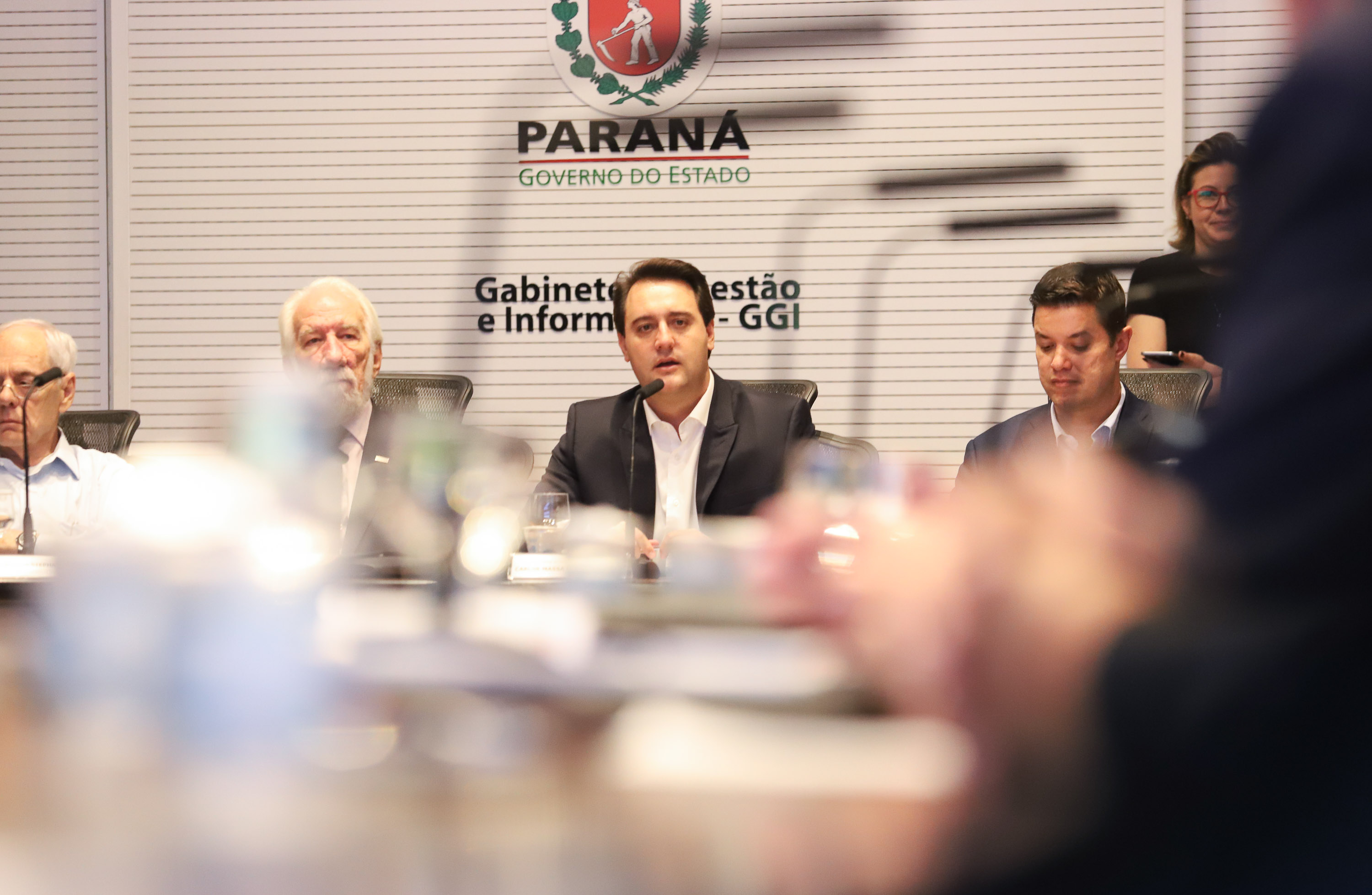 O presidente da Companhia de Habitação do Paraná (Cohapar), Jorge Lange, apresentou ao governador Carlos Massa Ratinho Junior nesta terça-feira (19) a proposta de reestruturação de cargos da empresa com economia de 22% apenas em janeiro. A folha de pagamento encolheu de R$ 1,75 milhão para 1,35 milhão. A economia deve gerar investimentos para diminuir o déficit habitacional de 485 mil domicílios. Curitiba,19/02/2019 - Foto: Rodrigo Félix Leal/ANPr