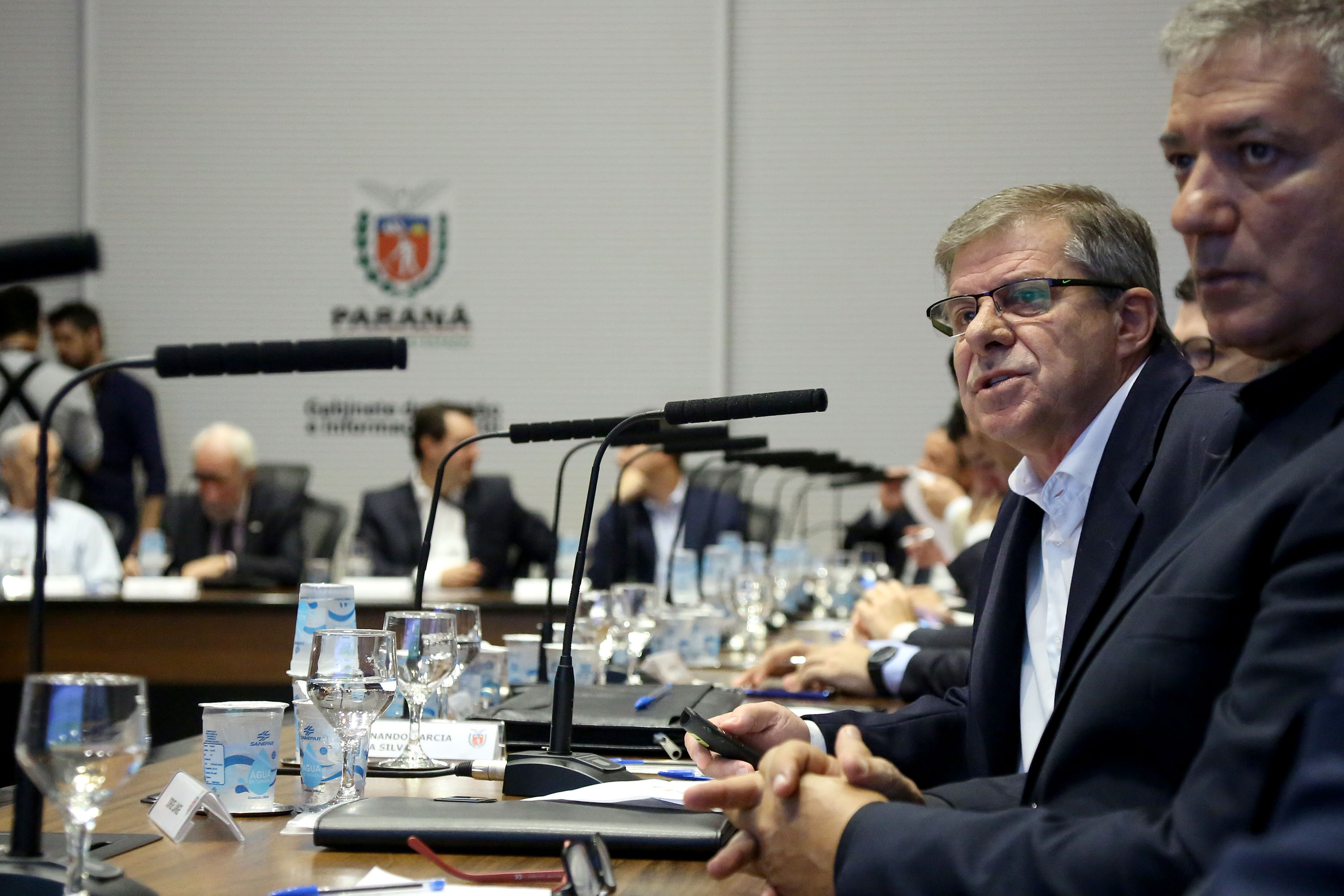 O presidente da Companhia de Habitação do Paraná (Cohapar), Jorge Lange, apresentou ao governador Carlos Massa Ratinho Junior nesta terça-feira (19) a proposta de reestruturação de cargos da empresa com economia de 22% apenas em janeiro. A folha de pagamento encolheu de R$ 1,75 milhão para 1,35 milhão. A economia deve gerar investimentos para diminuir o déficit habitacional de 485 mil domicílios. Curitiba,19/02/2019 Foto:Jaelson Lucas ANPr