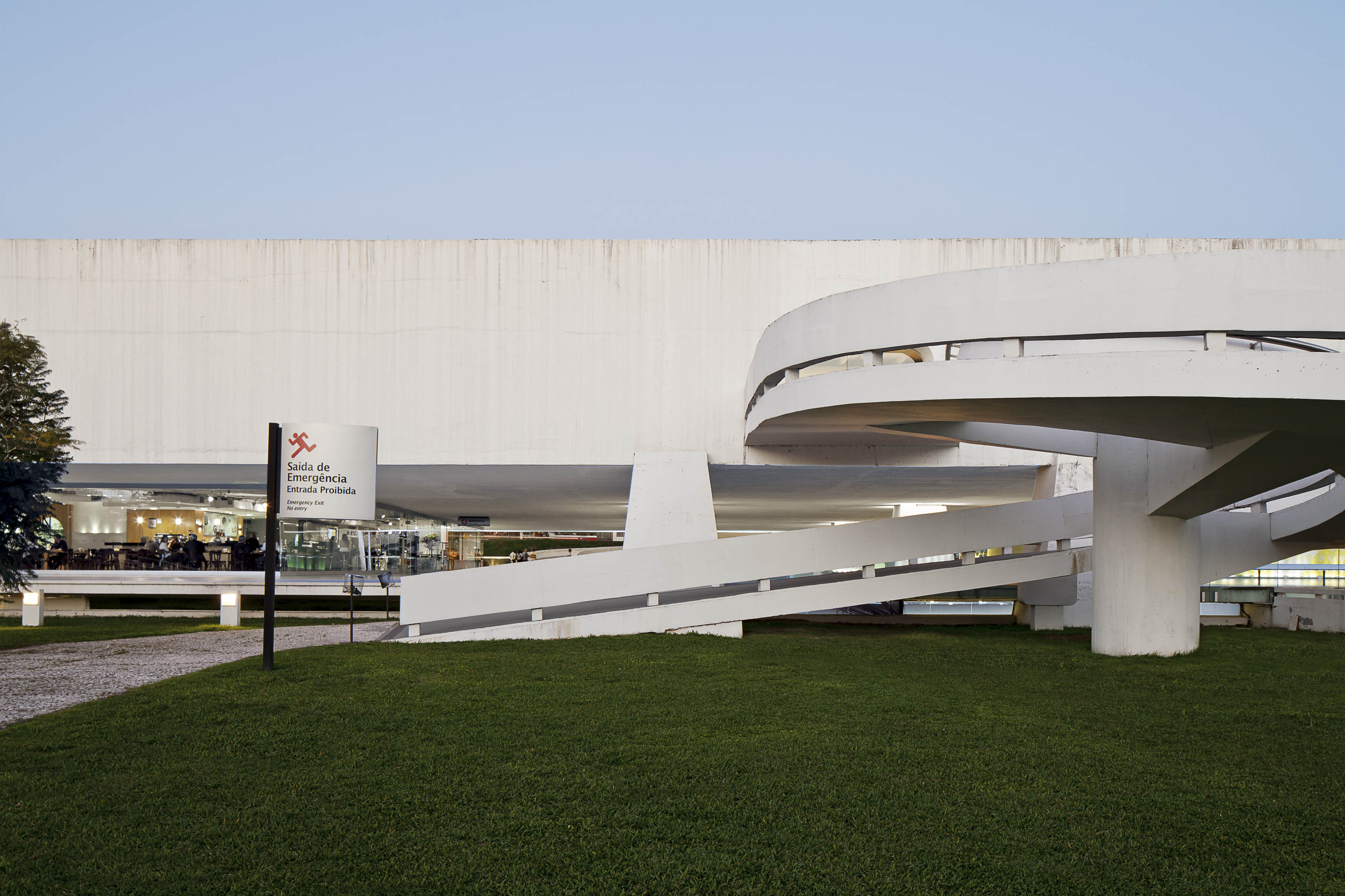 O Museu Oscar Niemeyer (MON) funcionará normalmente no final de semana e no feriado de Carnaval. Abre no sábado, domingo e terça, no horário das 10h às 18h. Na quarta-feira, além da entrada gratuita, o horário é estendido até às 20h, por ser a primeira semana do mês. Foto: Leonardo Finotti/MON