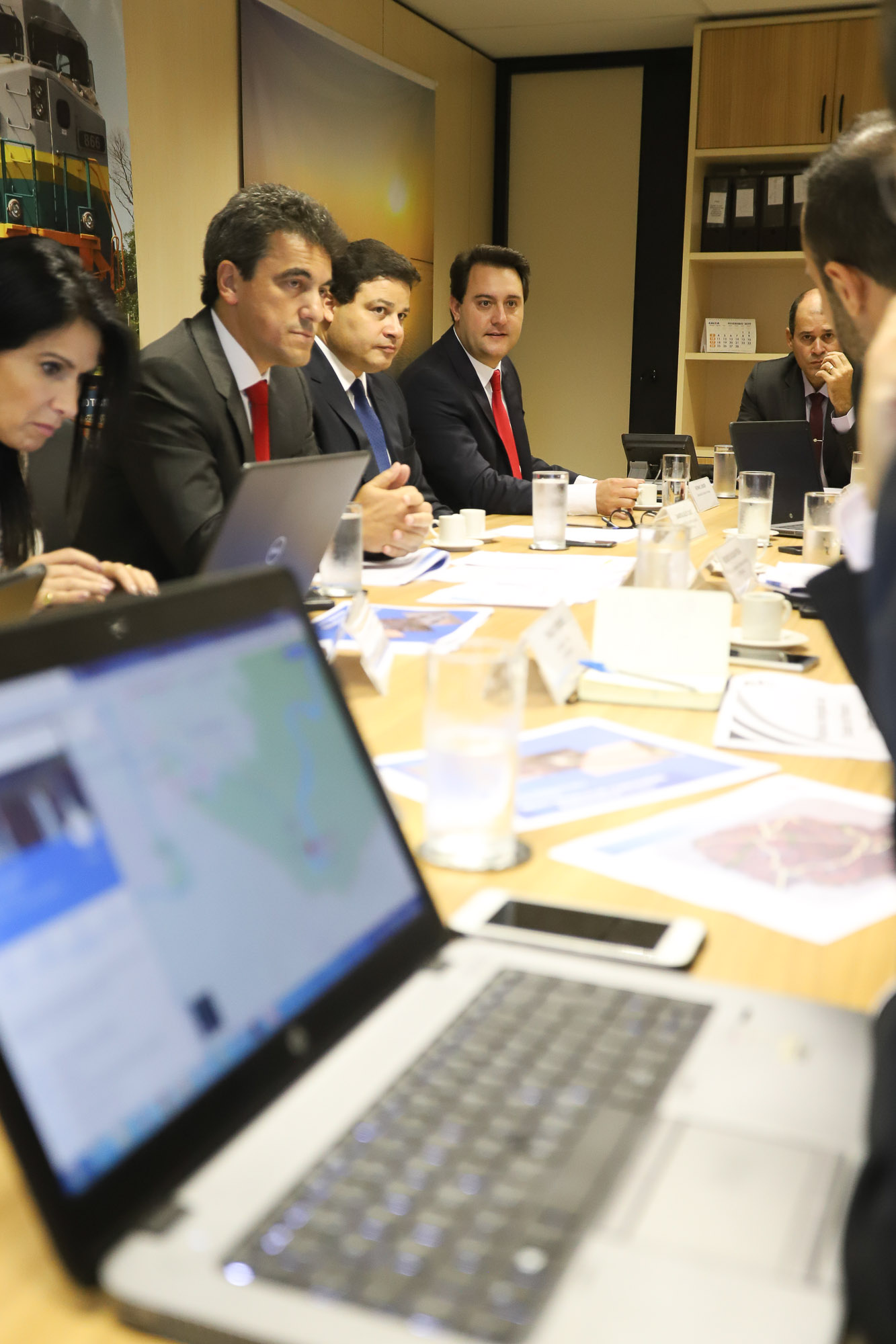O governador Carlos Massa Ratinho Junior e o secretário de Infraestrutura e Logística, Sandro Alex, levaram nesta quarta-feira (20) ao Secretário Nacional de Transportes Terrestres, Jamil Megid Junior, a proposta de inclusão das rodovias PR-092 (Norte Pioneiro), PR-323 (Noroeste), PR-280 (Sudoeste), além da ligação entre Campo Mourão e Guarapuava, no pacote de concessões do governo federal. A reunião do grupo de trabalho aconteceu em Brasília. Foto: Rodrigo Felix Leal/ANPr