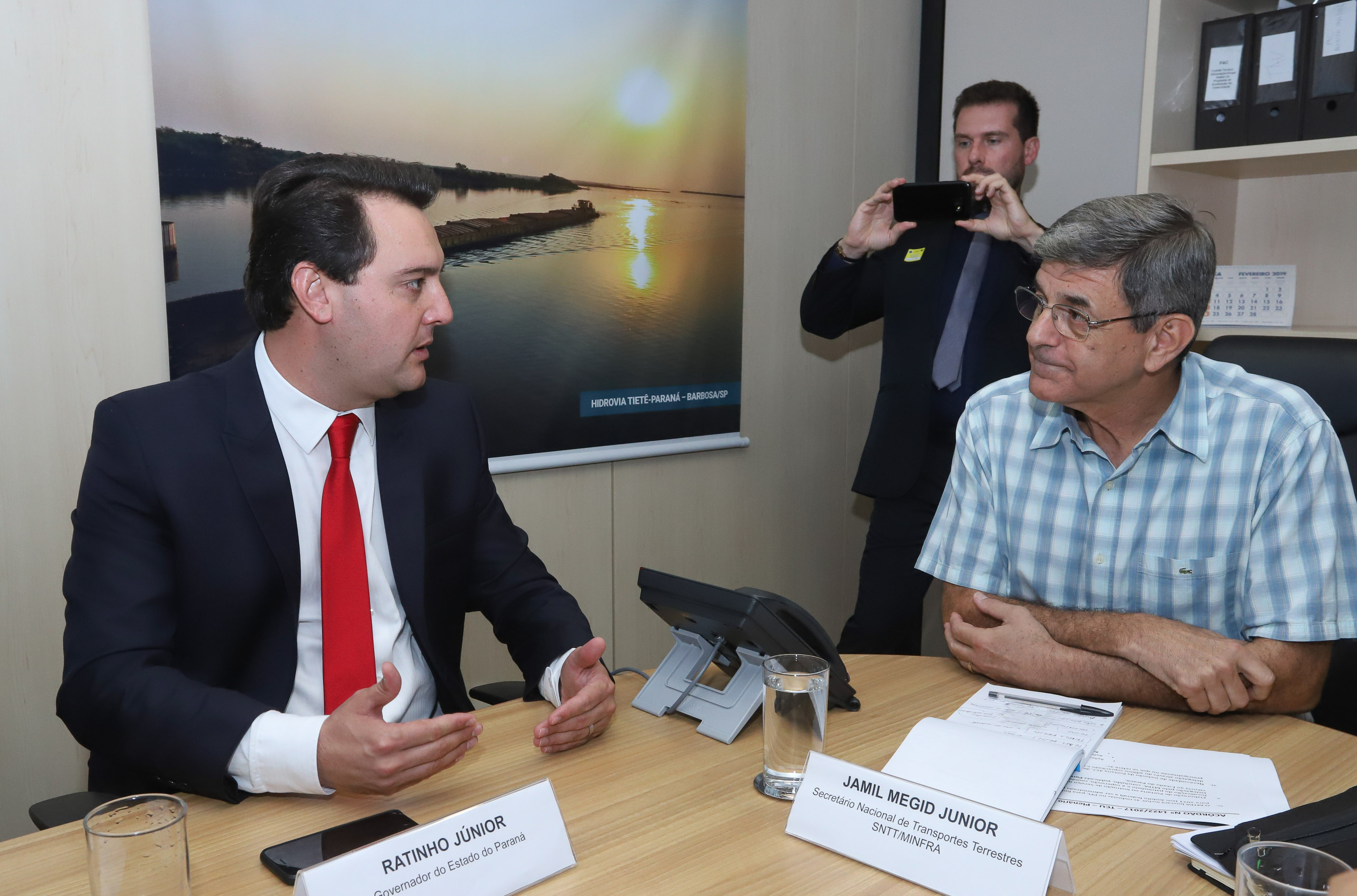 O governador Carlos Massa Ratinho Junior e o secretário de Infraestrutura e Logística, Sandro Alex, levaram nesta quarta-feira (20) ao Secretário Nacional de Transportes Terrestres, Jamil Megid Junior, a proposta de inclusão das rodovias PR-092 (Norte Pioneiro), PR-323 (Noroeste), PR-280 (Sudoeste), além da ligação entre Campo Mourão e Guarapuava, no pacote de concessões do governo federal. A reunião do grupo de trabalho aconteceu em Brasília. Foto: Rodrigo Felix Leal/ANPr
