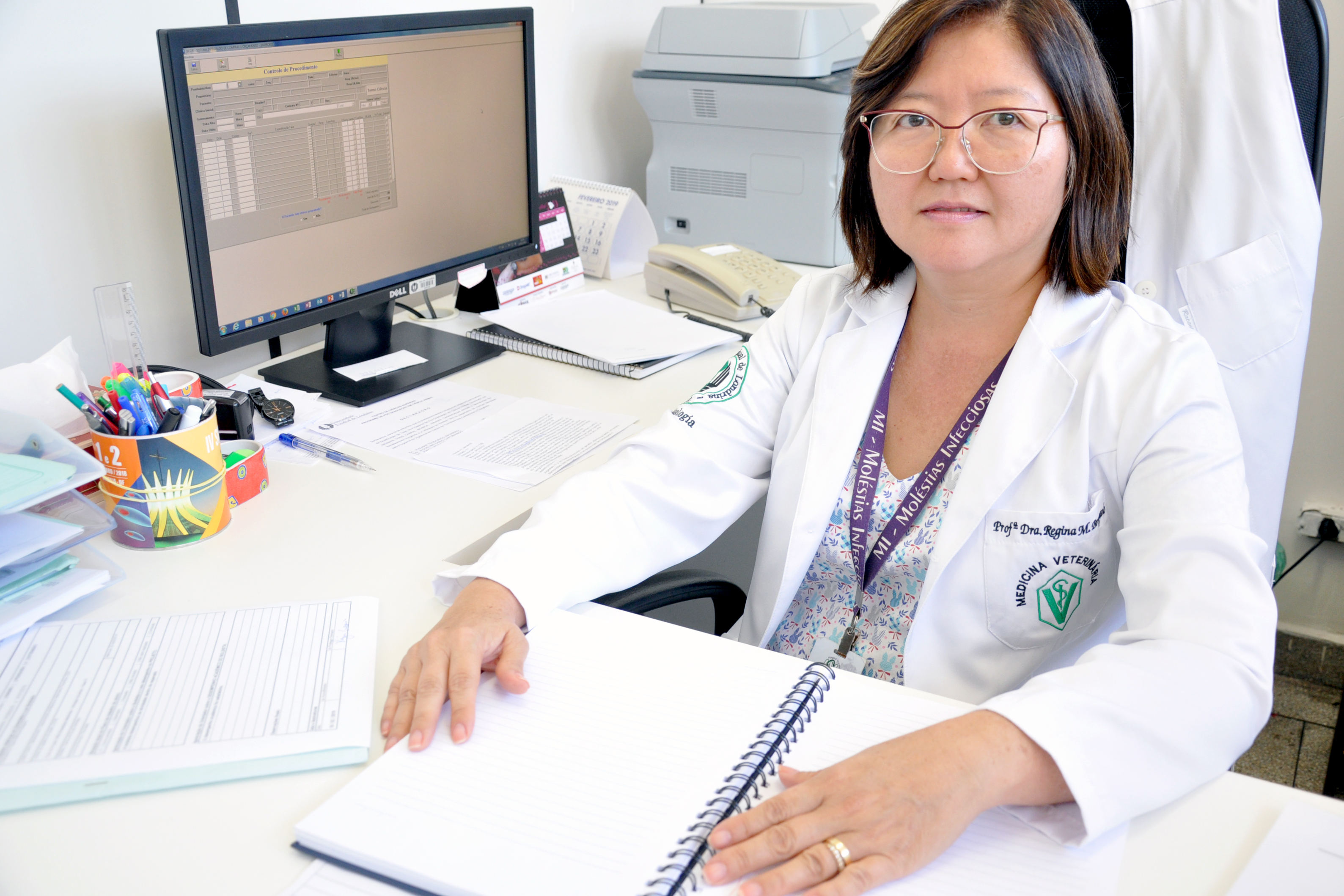 As universidades estaduais do Paraná oferecem uma série de serviços à comunidade, entre eles o atendimento veterinário a animais de diversos portes. Na foto, a médica veterinária e diretora  do Hospital Veterinário da Universidade Estadual de Londrina (UEL), Regina Mitsuka Bregano. Foto: Divulgação/UEL