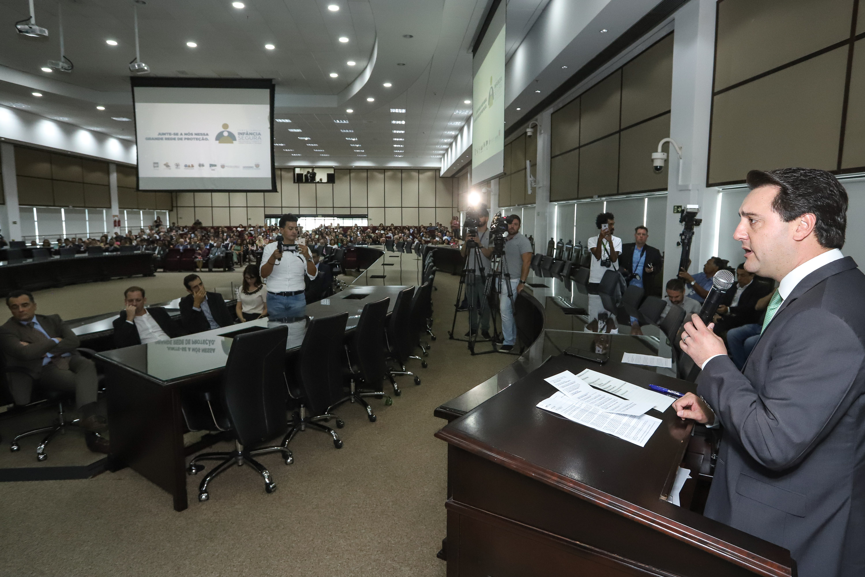 O governador Carlos Massa Ratinho Junior participa da solenidade que formaliza a Força-Tarefa Infância Segura de Prevenção e Combate a Crimes Contra a Criança, nesta quinta-feira (21) no Palácio da Justiça. Curitiba, 21/02/2019 - Foto: Rodrigo Félix Leal/ANPr