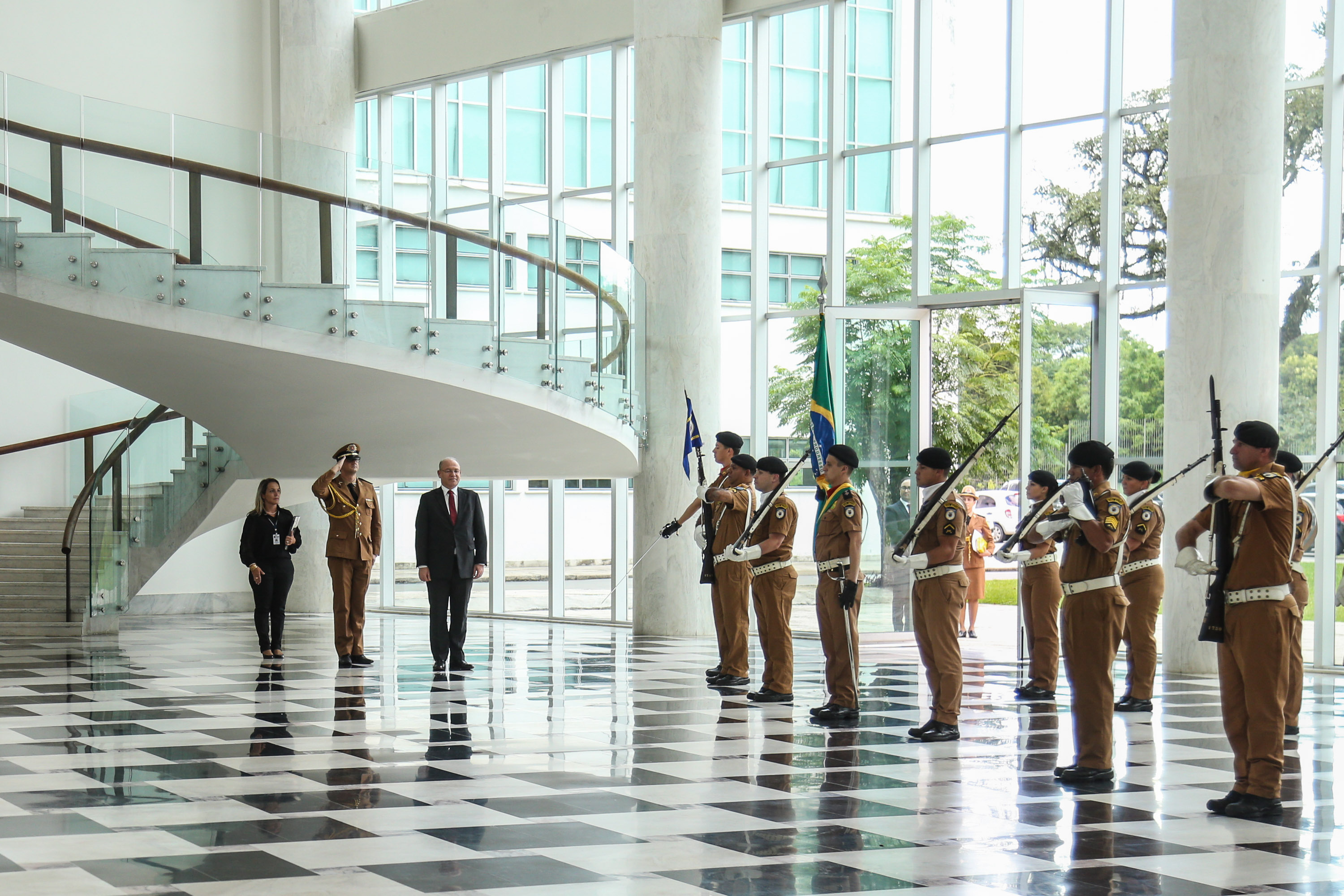O governador Carlos Massa Ratinho Junior recebe o Embaixador da República da Tunísia no Brasil Mohamed Hedi Soltani e o primeiro Secretário Amine Sayeb, nesta quinta-feira (21) no Palácio Iguaçu. Curitiba, 21/02/2019 - Foto: Geraldo Bubniak/ANPr