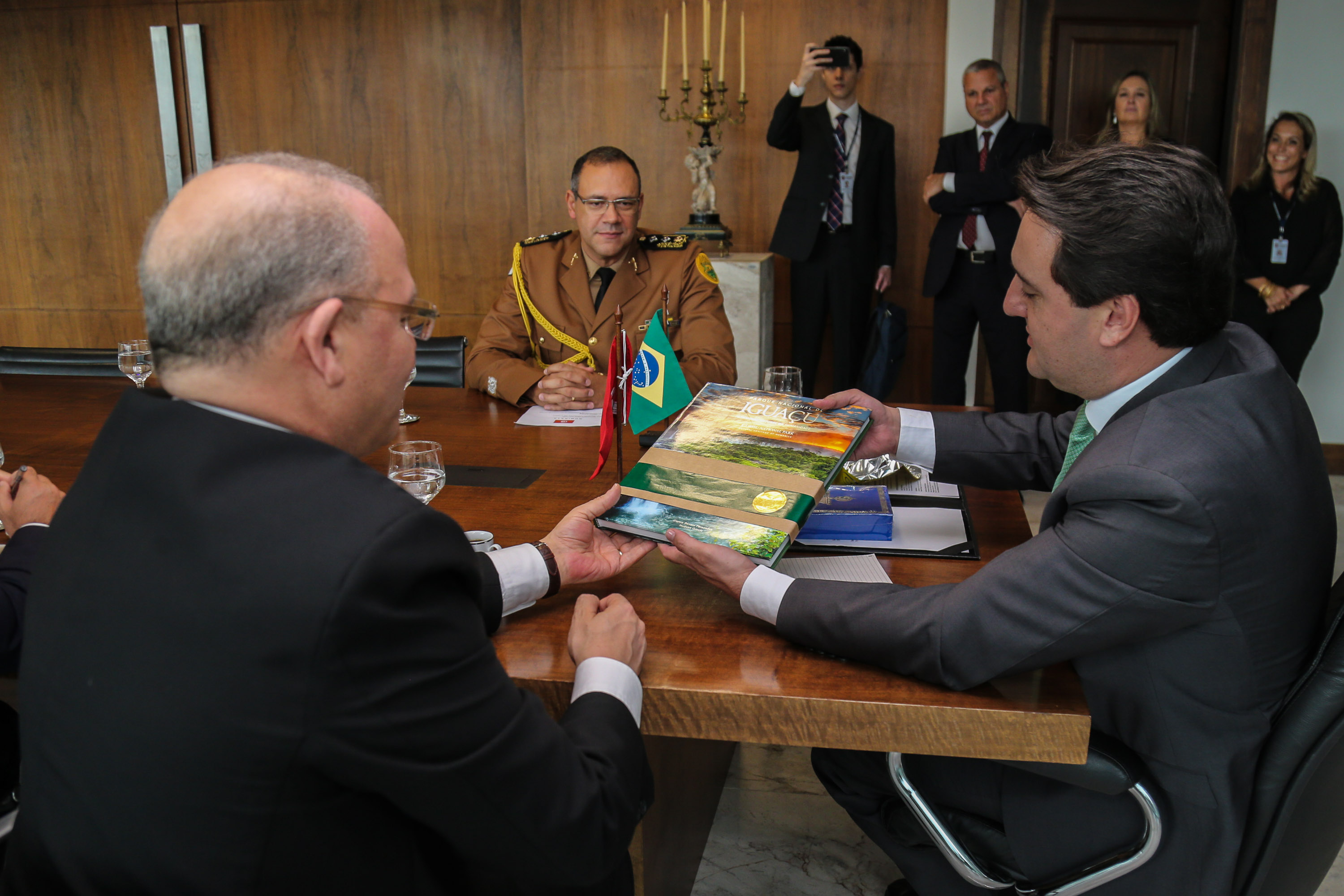 O governador Carlos Massa Ratinho Junior recebe o Embaixador da República da Tunísia no Brasil Mohamed Hedi Soltani e o primeiro Secretário Amine Sayeb, nesta quinta-feira (21) no Palácio Iguaçu. Curitiba, 21/02/2019 - Foto: Geraldo Bubniak/ANPr