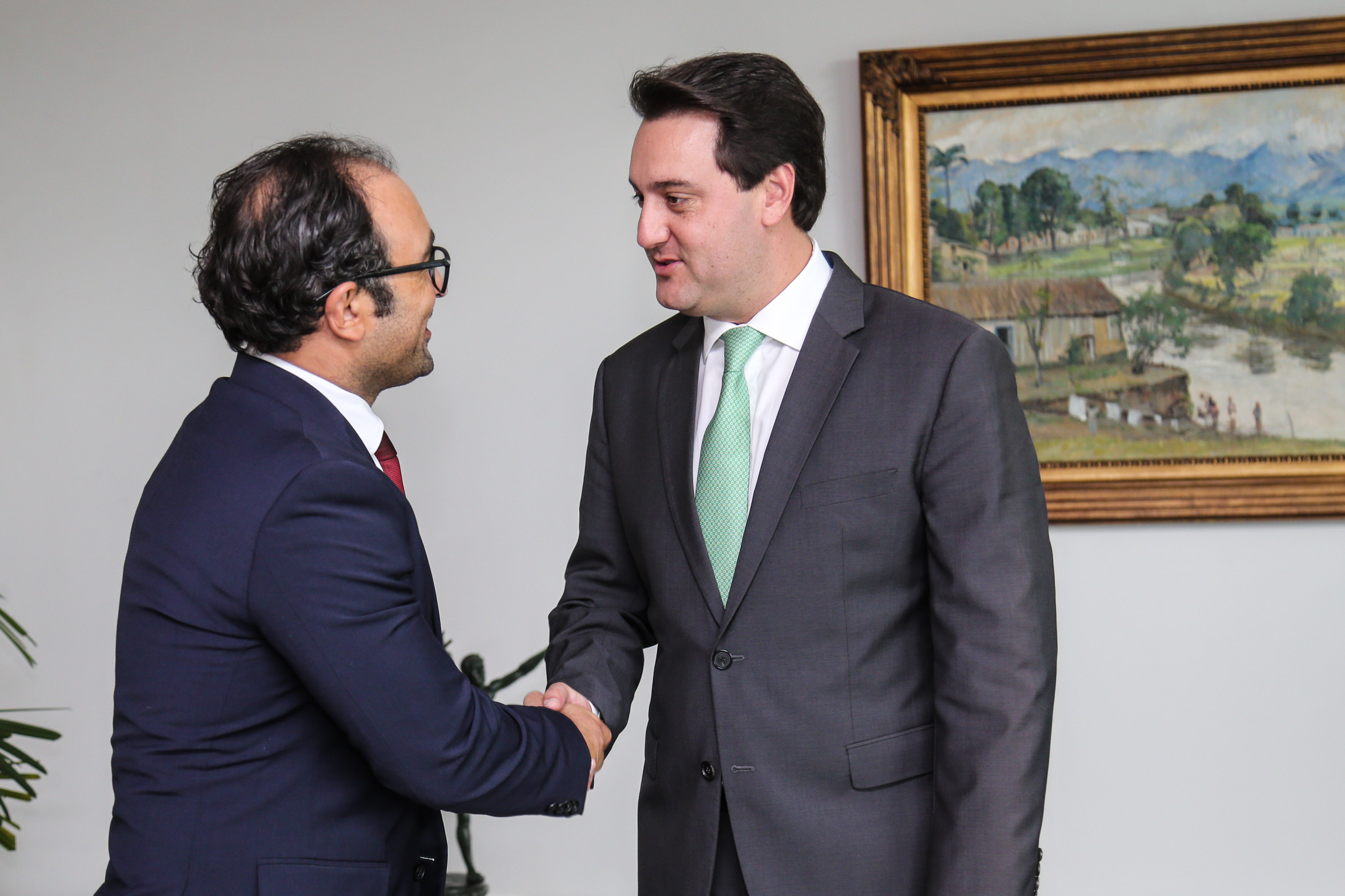 O governador Carlos Massa Ratinho Junior recebe o Embaixador da República da Tunísia no Brasil Mohamed Hedi Soltani e o primeiro Secretário Amine Sayeb, nesta quinta-feira (21) no Palácio Iguaçu. Curitiba, 21/02/2019 - Foto: Geraldo Bubniak/ANPr