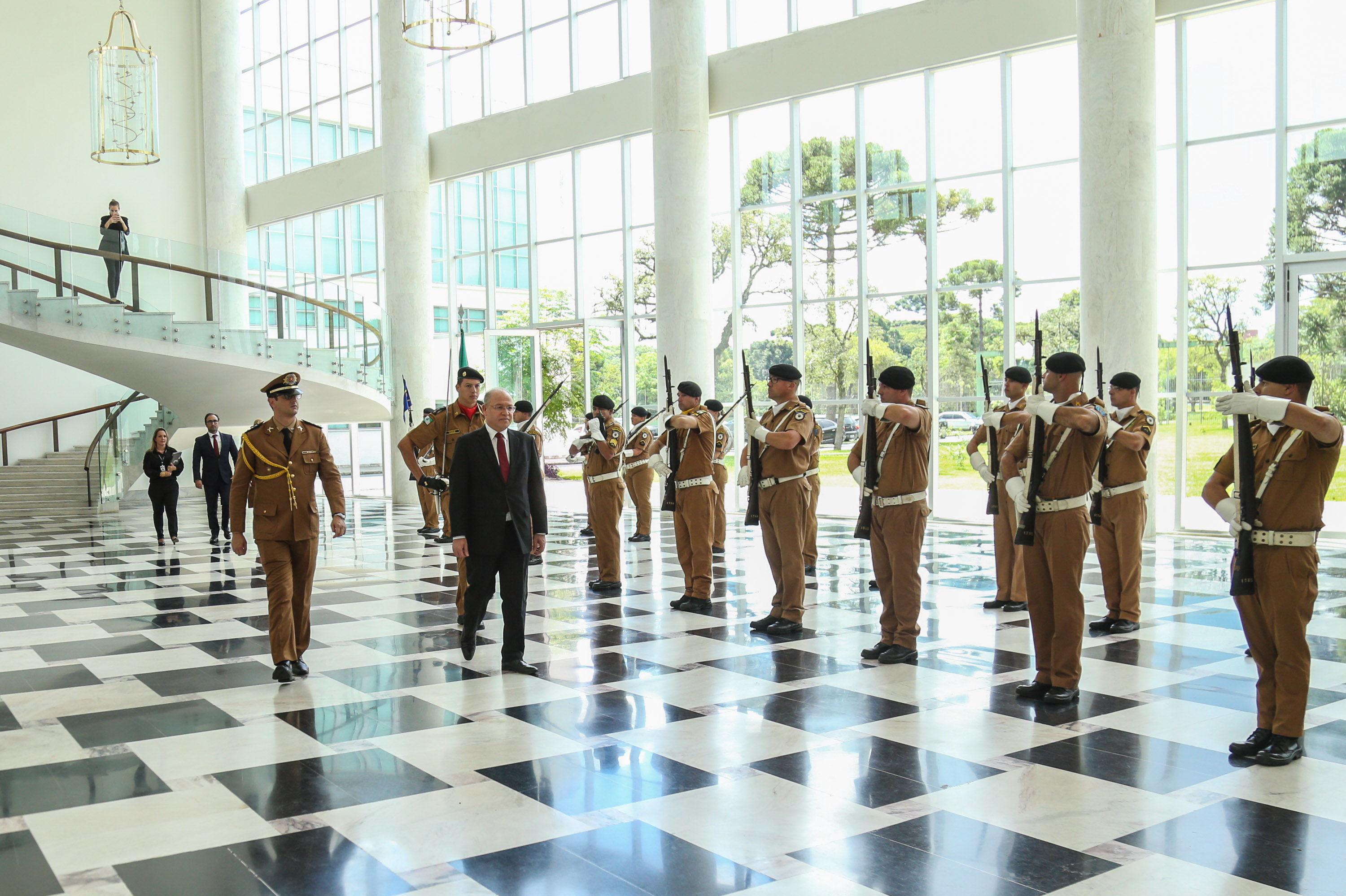 O governador Carlos Massa Ratinho Junior recebe o Embaixador da República da Tunísia no Brasil Mohamed Hedi Soltani e o primeiro Secretário Amine Sayeb, nesta quinta-feira (21) no Palácio Iguaçu. Curitiba, 21/02/2019 - Foto: Geraldo Bubniak/ANPr