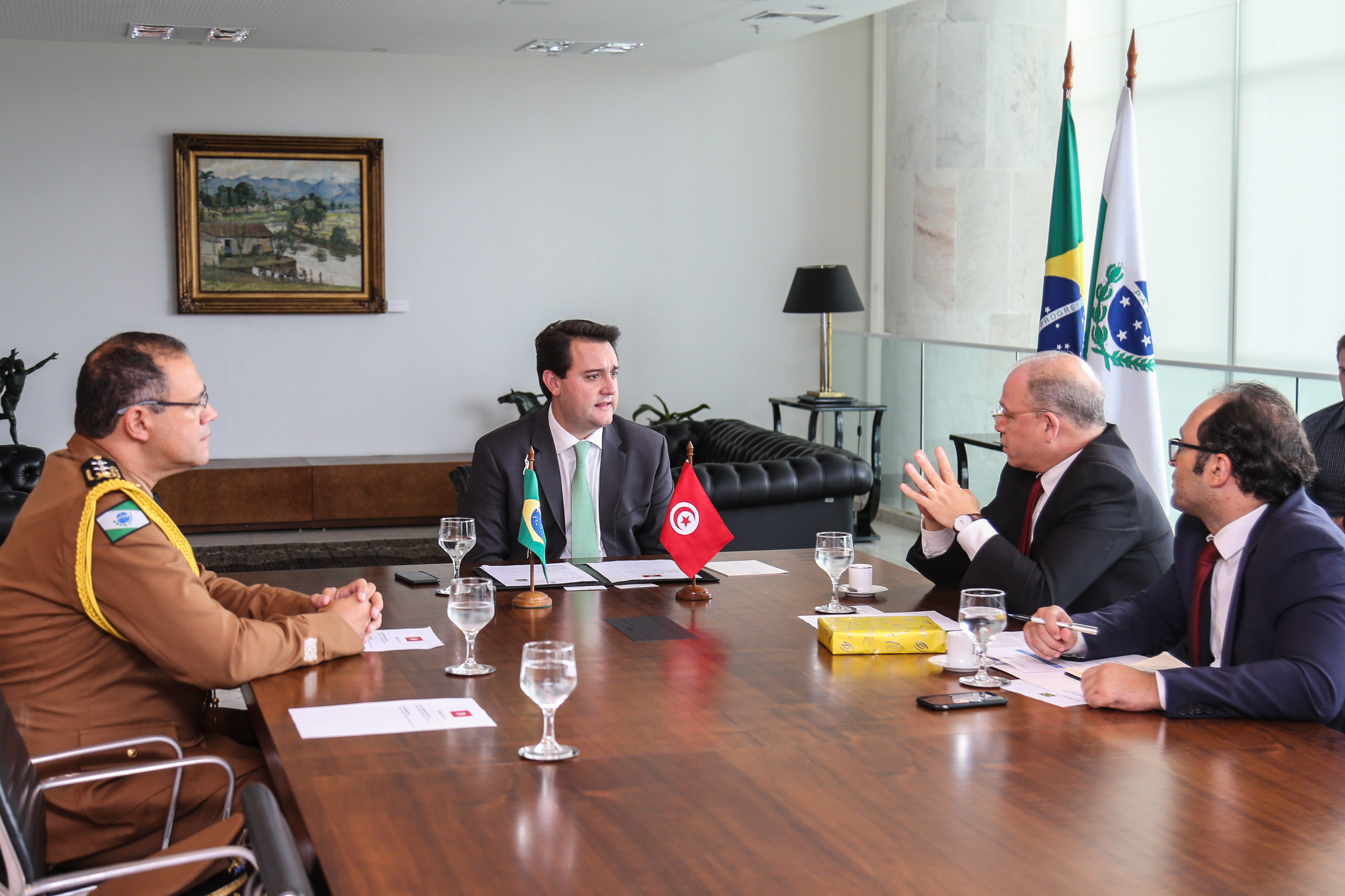 O governador Carlos Massa Ratinho Junior recebe o Embaixador da República da Tunísia no Brasil Mohamed Hedi Soltani e o primeiro Secretário Amine Sayeb, nesta quinta-feira (21) no Palácio Iguaçu. Curitiba, 21/02/2019 - Foto: Geraldo Bubniak/ANPr
