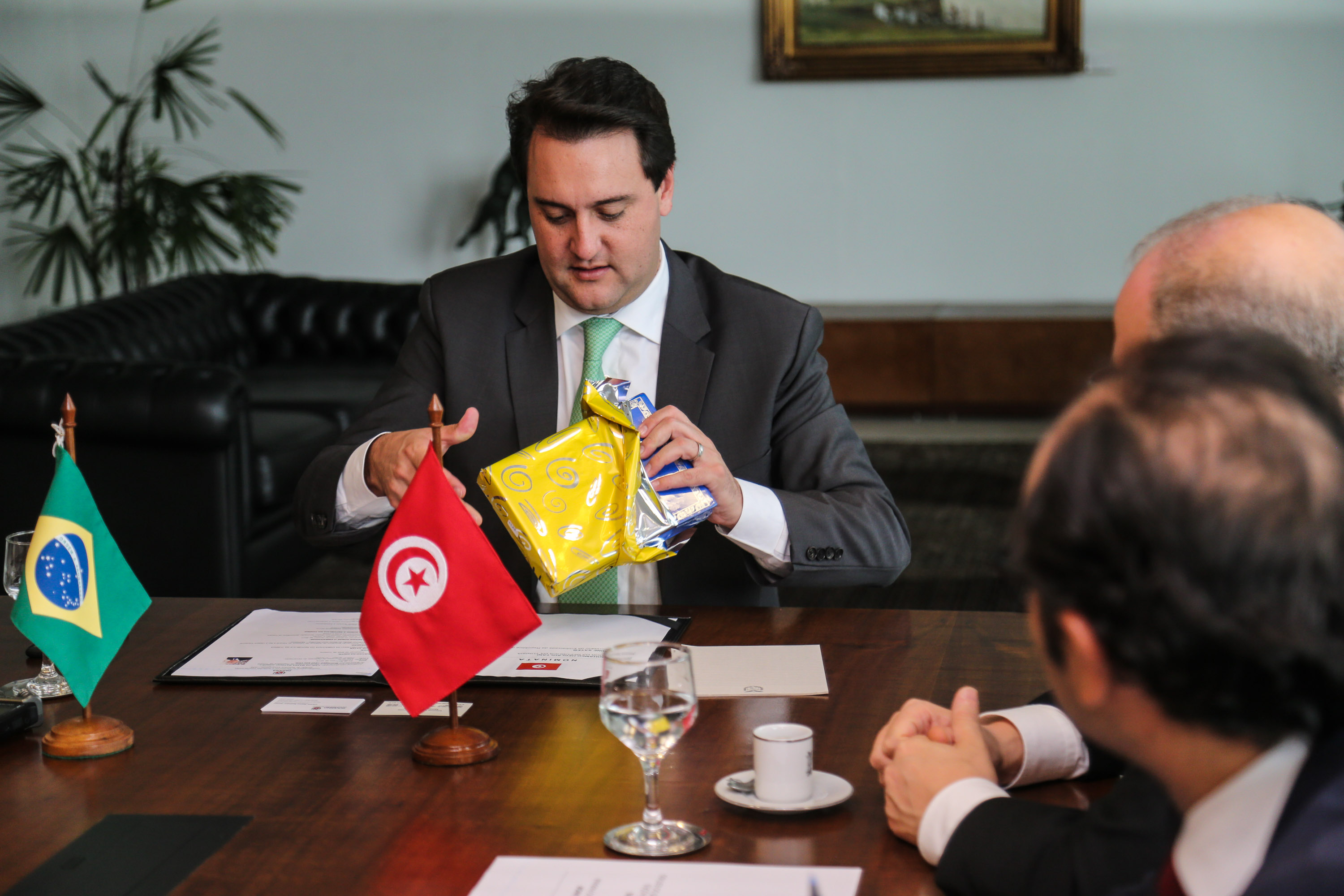 O governador Carlos Massa Ratinho Junior recebe o Embaixador da República da Tunísia no Brasil Mohamed Hedi Soltani e o primeiro Secretário Amine Sayeb, nesta quinta-feira (21) no Palácio Iguaçu. Curitiba, 21/02/2019 - Foto: Geraldo Bubniak/ANPr