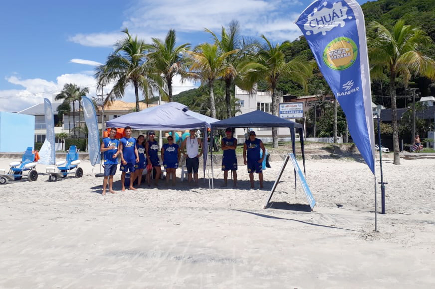 Praia Acessível: educadores da Sanepar treinados para auxiliar para uso das cadeiras  -  Foto: Sanepar