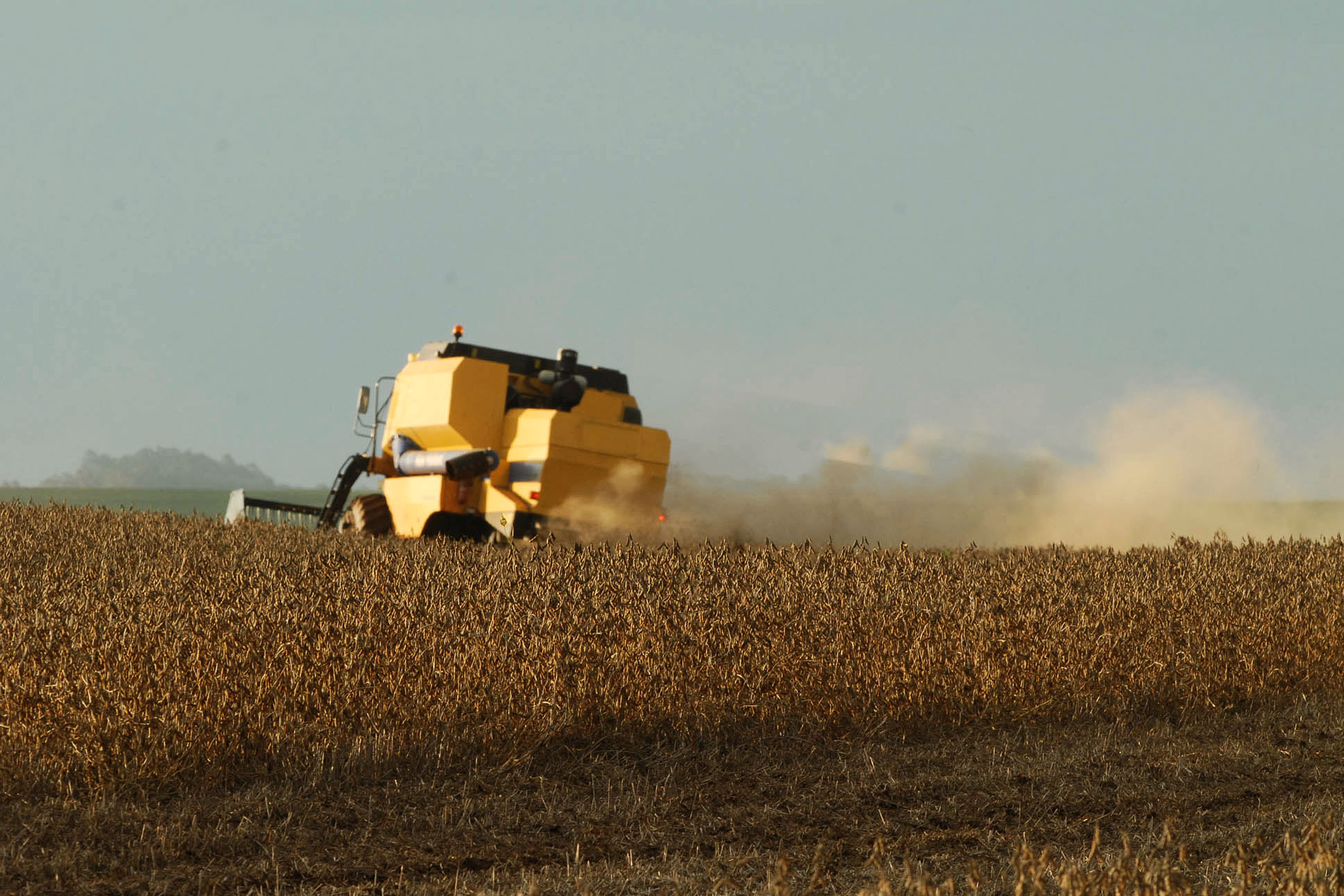 Colheita de Soja O Paraná irá colher na safra de grãos de verão 2018/19 um volume de 19,9 milhões de toneladas, 12% menor que a safra anterior que rendeu um volume de 22,7 milhões de toneladas. Apesar da perda, os preços dos principais produtos permanecem bons para os produtores. Foto Jonas Oliveira/ ArquivoANPr