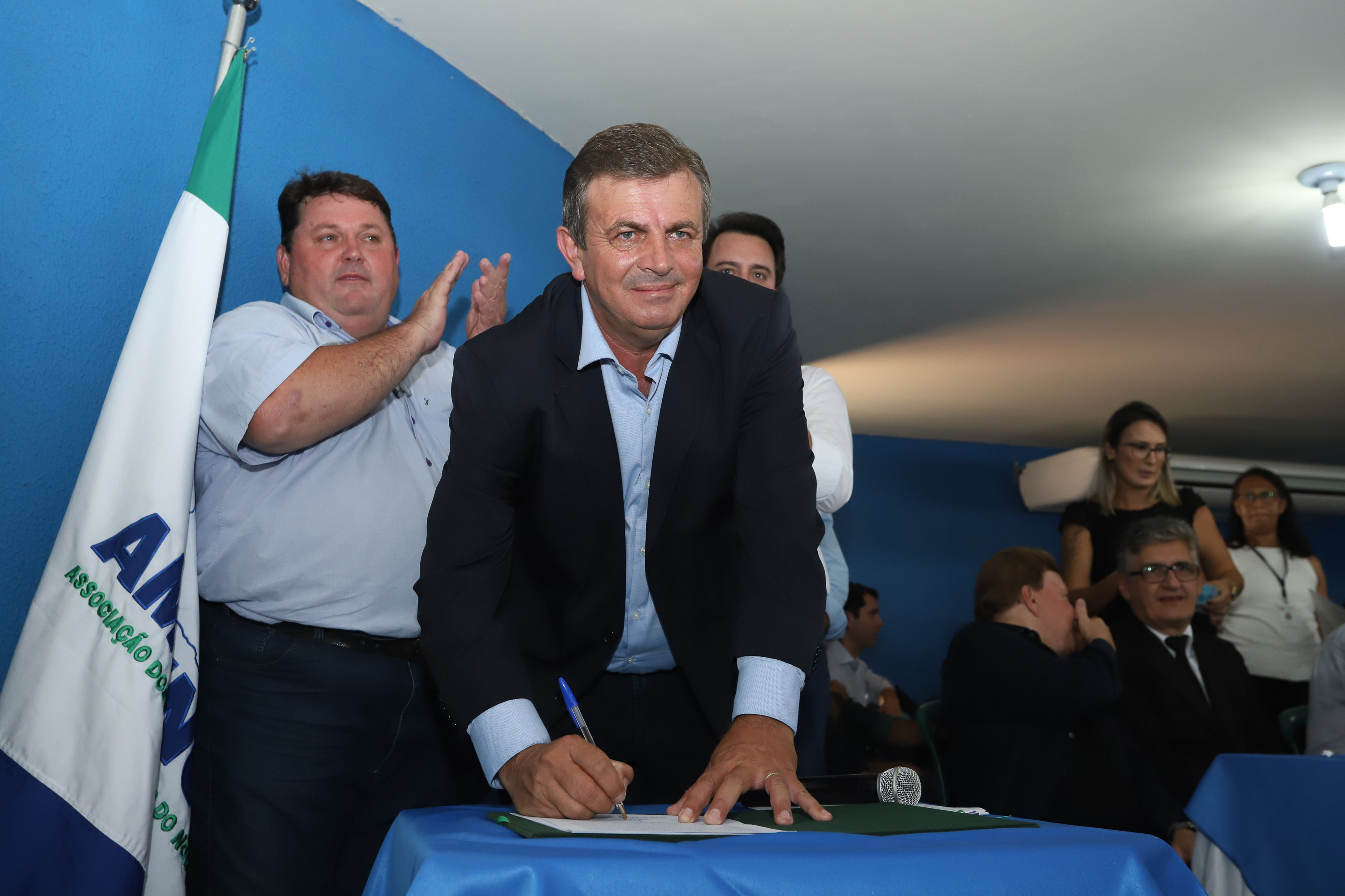 Na solenidade, o governador e o secretário de Desenvolvimento Urbano, João Carlos Ortega, assinaram a autorização para duas licitações. Para Wenceslau Braz, serão repassados R$ 294 mil para aquisição de um caminhão de coleta de lixo. - Pinhalão 22/02/2019 - Foto: Rodrigo Félix Leal/ANPr