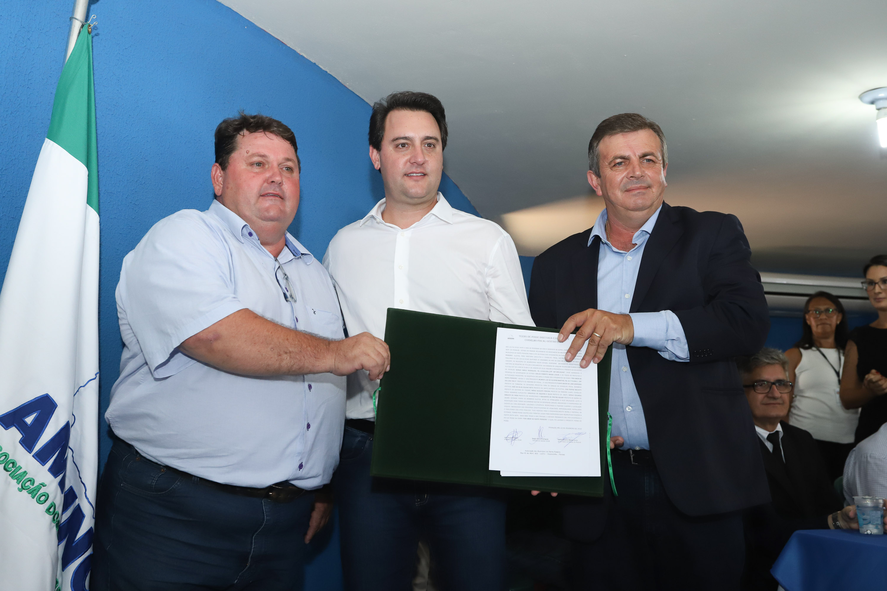 Na solenidade, o governador e o secretário de Desenvolvimento Urbano, João Carlos Ortega, assinaram a autorização para duas licitações. Para Wenceslau Braz, serão repassados R$ 294 mil para aquisição de um caminhão de coleta de lixo. - Pinhalão 22/02/2019 - Foto: Rodrigo Félix Leal/ANPr