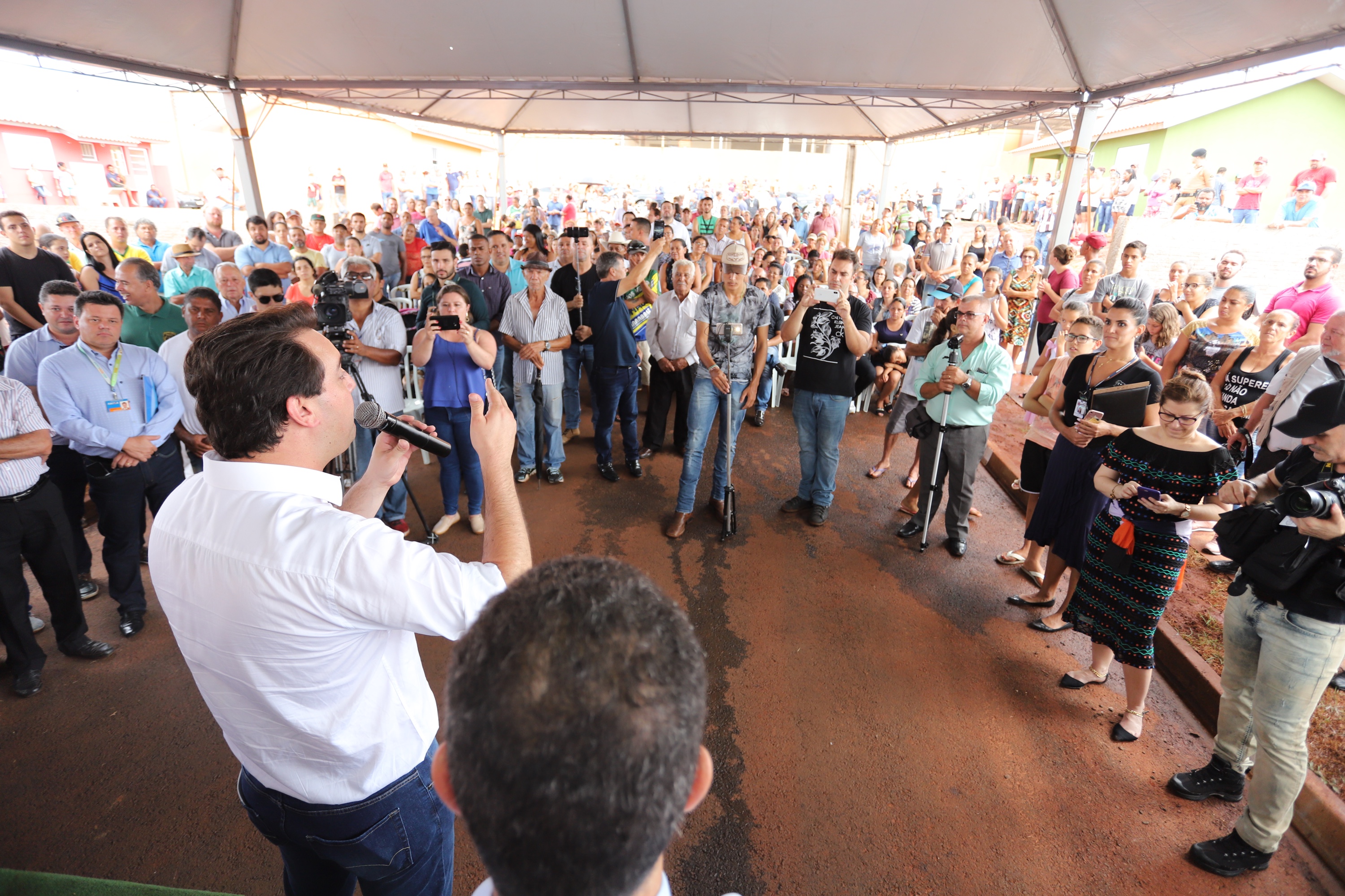 Quarenta e nove famílias de Florestópolis, município da região Norte do Paraná, concretizaram nesta sexta-feira (22) o sonho da casa própria. Elas vão morar no Residencial José Alves dos Santos, inaugurado pelo governador Carlos Massa Ratinho Junior, pelo presidente da Companhia de Habitação do Paraná (Cohapar), Jorge Lange, e o prefeito Nelson Correia Junior. - Florestópolis, 22/01/2019 - Foto: José Fernando Ogura/ANPr