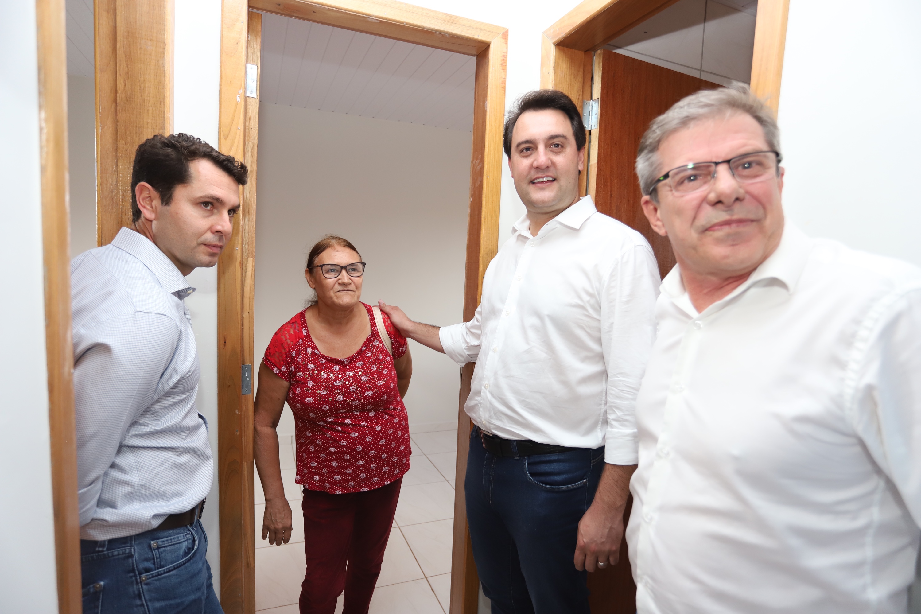 Quarenta e nove famílias de Florestópolis, município da região Norte do Paraná, concretizaram nesta sexta-feira (22) o sonho da casa própria. Elas vão morar no Residencial José Alves dos Santos, inaugurado pelo governador Carlos Massa Ratinho Junior, pelo presidente da Companhia de Habitação do Paraná (Cohapar), Jorge Lange, e o prefeito Nelson Correia Junior. - Florestópolis, 22/01/2019 - Foto: José Fernando Ogura/ANPr
