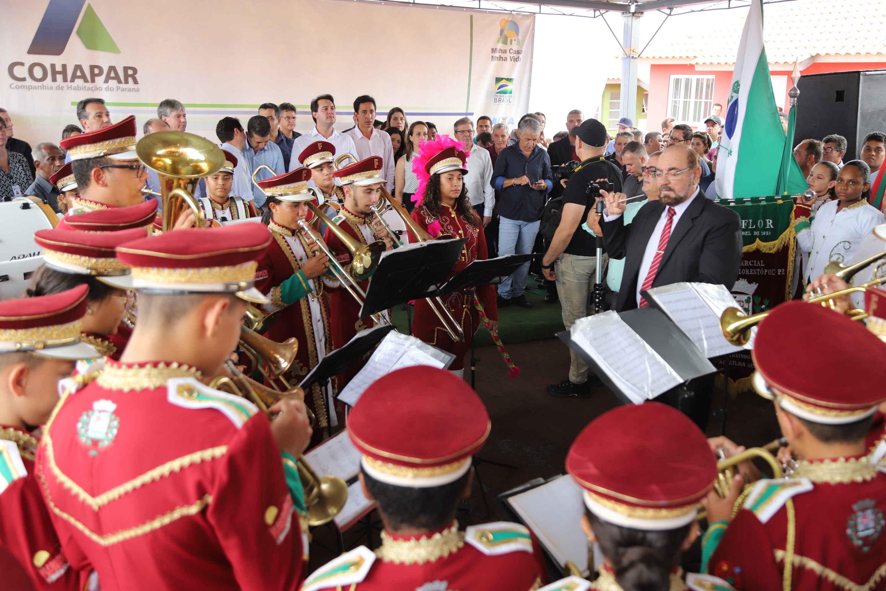 Quarenta e nove famílias de Florestópolis, município da região Norte do Paraná, concretizaram nesta sexta-feira (22) o sonho da casa própria. Elas vão morar no Residencial José Alves dos Santos, inaugurado pelo governador Carlos Massa Ratinho Junior, pelo presidente da Companhia de Habitação do Paraná (Cohapar), Jorge Lange, e o prefeito Nelson Correia Junior. - Florestópolis, 22/01/2019 - Foto: José Fernando Ogura/ANPr