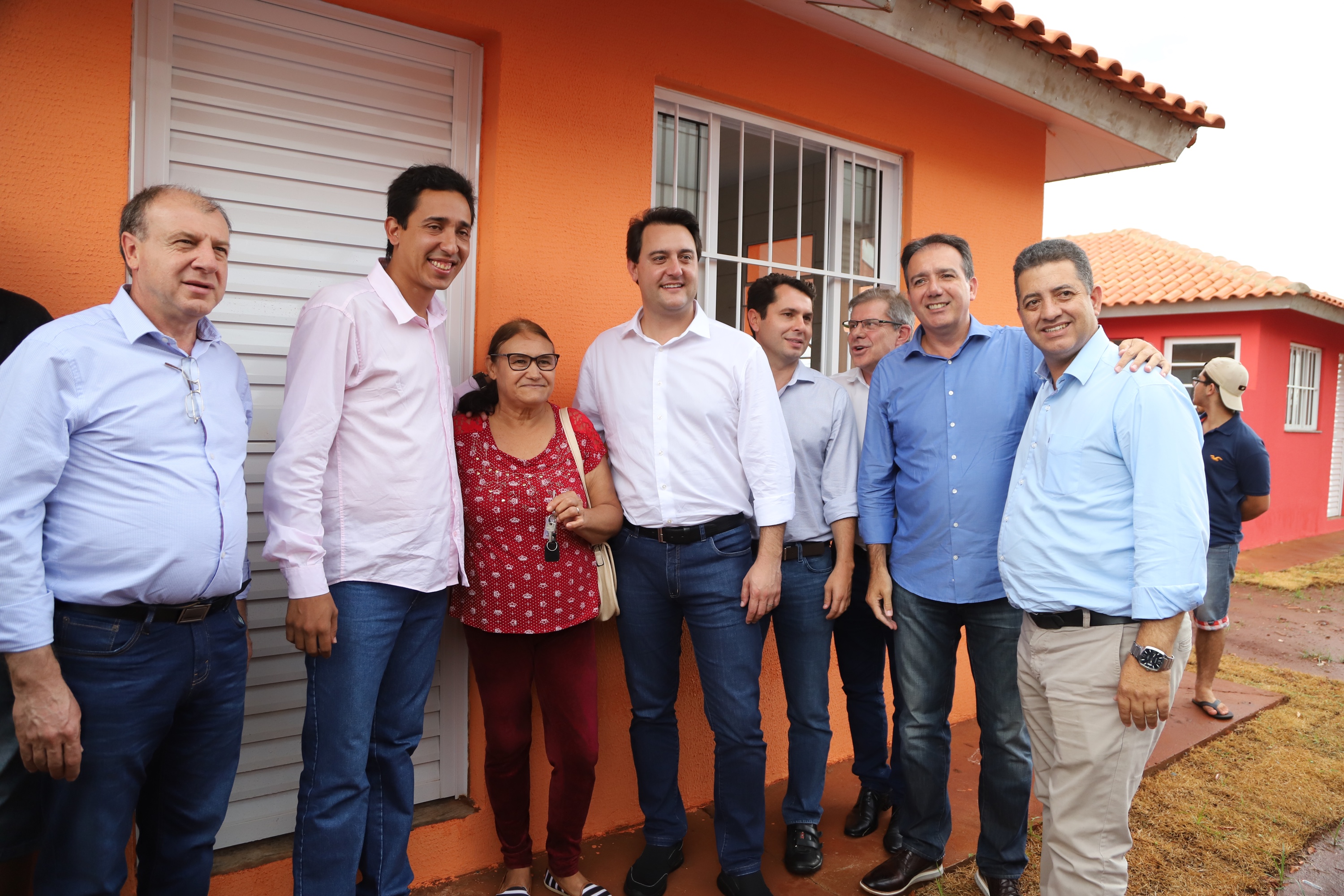 Quarenta e nove famílias de Florestópolis, município da região Norte do Paraná, concretizaram nesta sexta-feira (22) o sonho da casa própria. Elas vão morar no Residencial José Alves dos Santos, inaugurado pelo governador Carlos Massa Ratinho Junior, pelo presidente da Companhia de Habitação do Paraná (Cohapar), Jorge Lange, e o prefeito Nelson Correia Junior. - Florestópolis, 22/01/2019 - Foto: José Fernando Ogura/ANPr