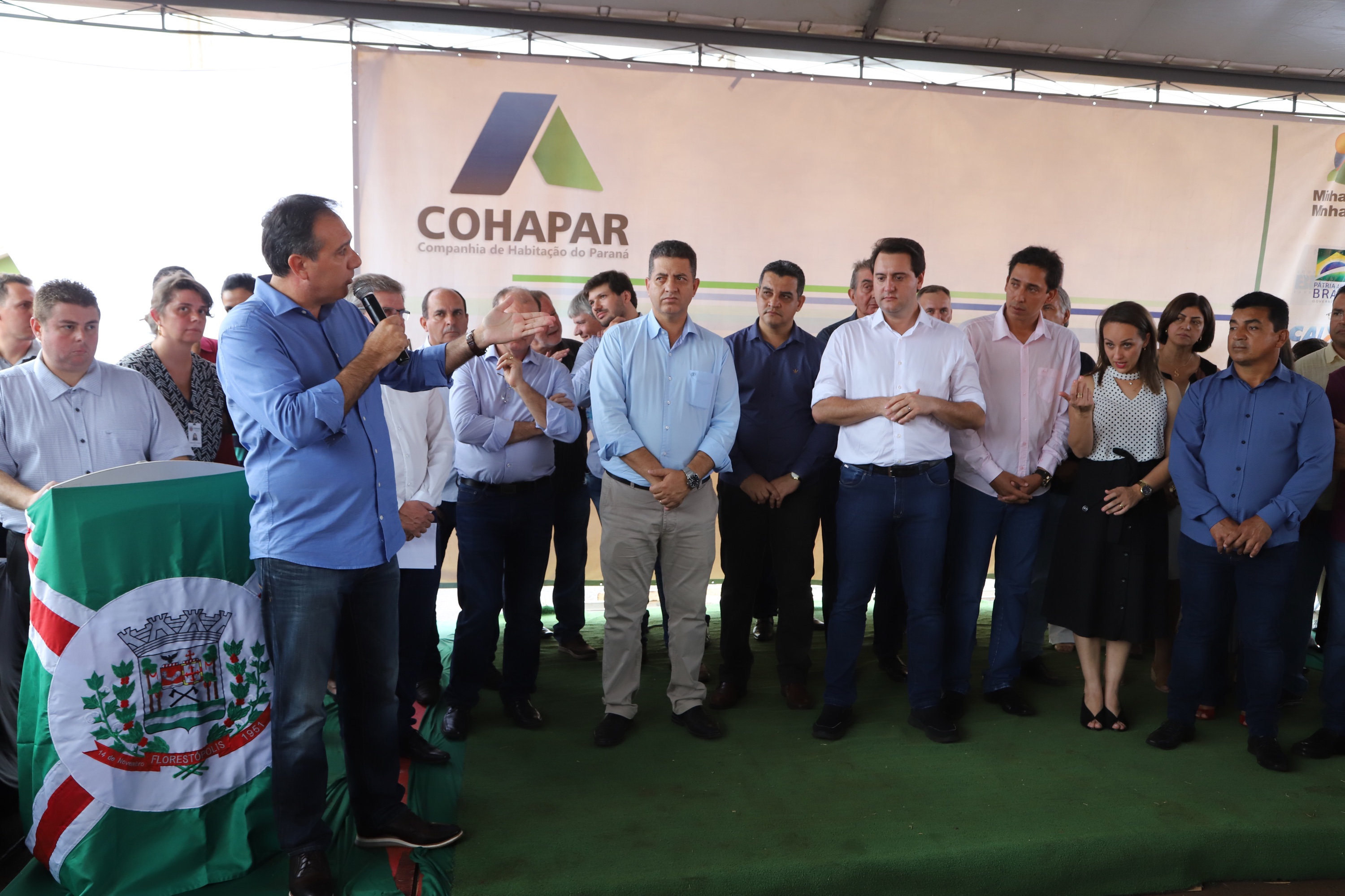 Quarenta e nove famílias de Florestópolis, município da região Norte do Paraná, concretizaram nesta sexta-feira (22) o sonho da casa própria. Elas vão morar no Residencial José Alves dos Santos, inaugurado pelo governador Carlos Massa Ratinho Junior, pelo presidente da Companhia de Habitação do Paraná (Cohapar), Jorge Lange, e o prefeito Nelson Correia Junior. - Florestópolis, 22/01/2019 - Foto: José Fernando Ogura/ANPr