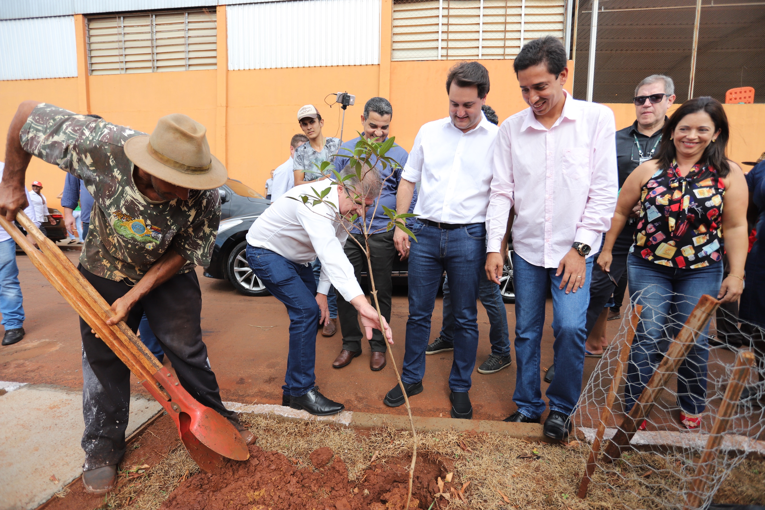 Quarenta e nove famílias de Florestópolis, município da região Norte do Paraná, concretizaram nesta sexta-feira (22) o sonho da casa própria. Elas vão morar no Residencial José Alves dos Santos, inaugurado pelo governador Carlos Massa Ratinho Junior, pelo presidente da Companhia de Habitação do Paraná (Cohapar), Jorge Lange, e o prefeito Nelson Correia Junior. - Florestópolis, 22/01/2019 - Foto: José Fernando Ogura/ANPr