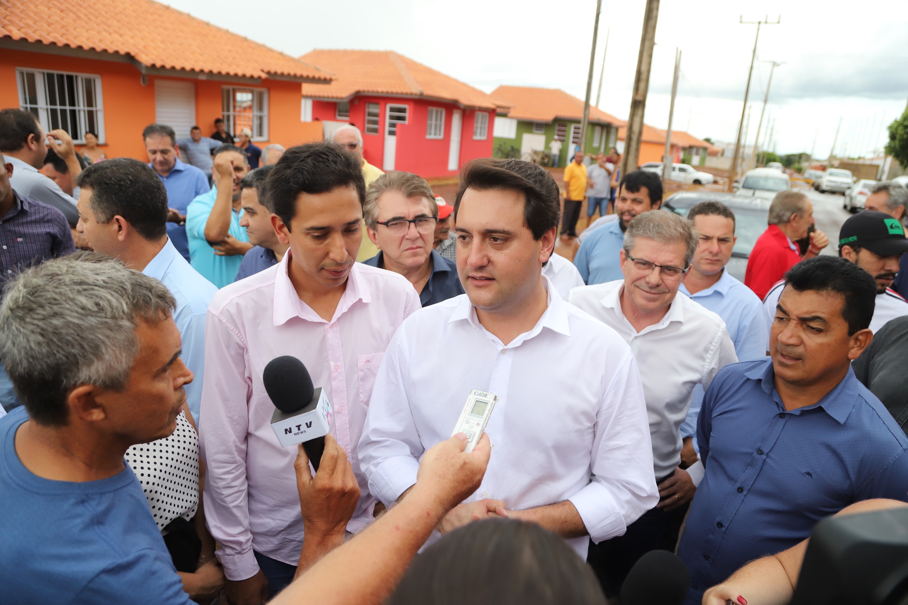 Quarenta e nove famílias de Florestópolis, município da região Norte do Paraná, concretizaram nesta sexta-feira (22) o sonho da casa própria. Elas vão morar no Residencial José Alves dos Santos, inaugurado pelo governador Carlos Massa Ratinho Junior, pelo presidente da Companhia de Habitação do Paraná (Cohapar), Jorge Lange, e o prefeito Nelson Correia Junior. - Florestópolis, 22/01/2019 - Foto: José Fernando Ogura/ANPr
