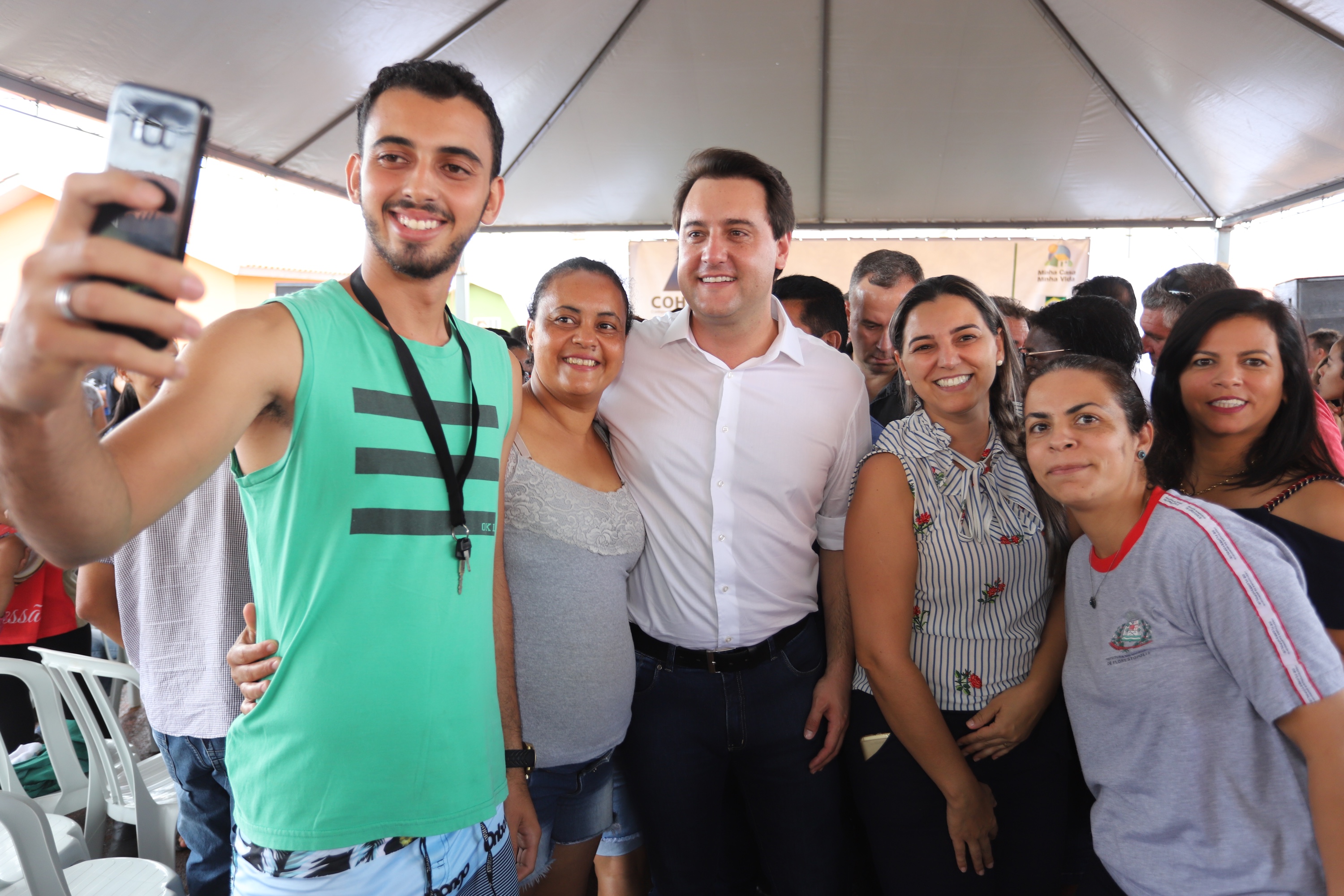 Quarenta e nove famílias de Florestópolis, município da região Norte do Paraná, concretizaram nesta sexta-feira (22) o sonho da casa própria. Elas vão morar no Residencial José Alves dos Santos, inaugurado pelo governador Carlos Massa Ratinho Junior, pelo presidente da Companhia de Habitação do Paraná (Cohapar), Jorge Lange, e o prefeito Nelson Correia Junior. - Florestópolis, 22/01/2019 - Foto: José Fernando Ogura/ANPr
