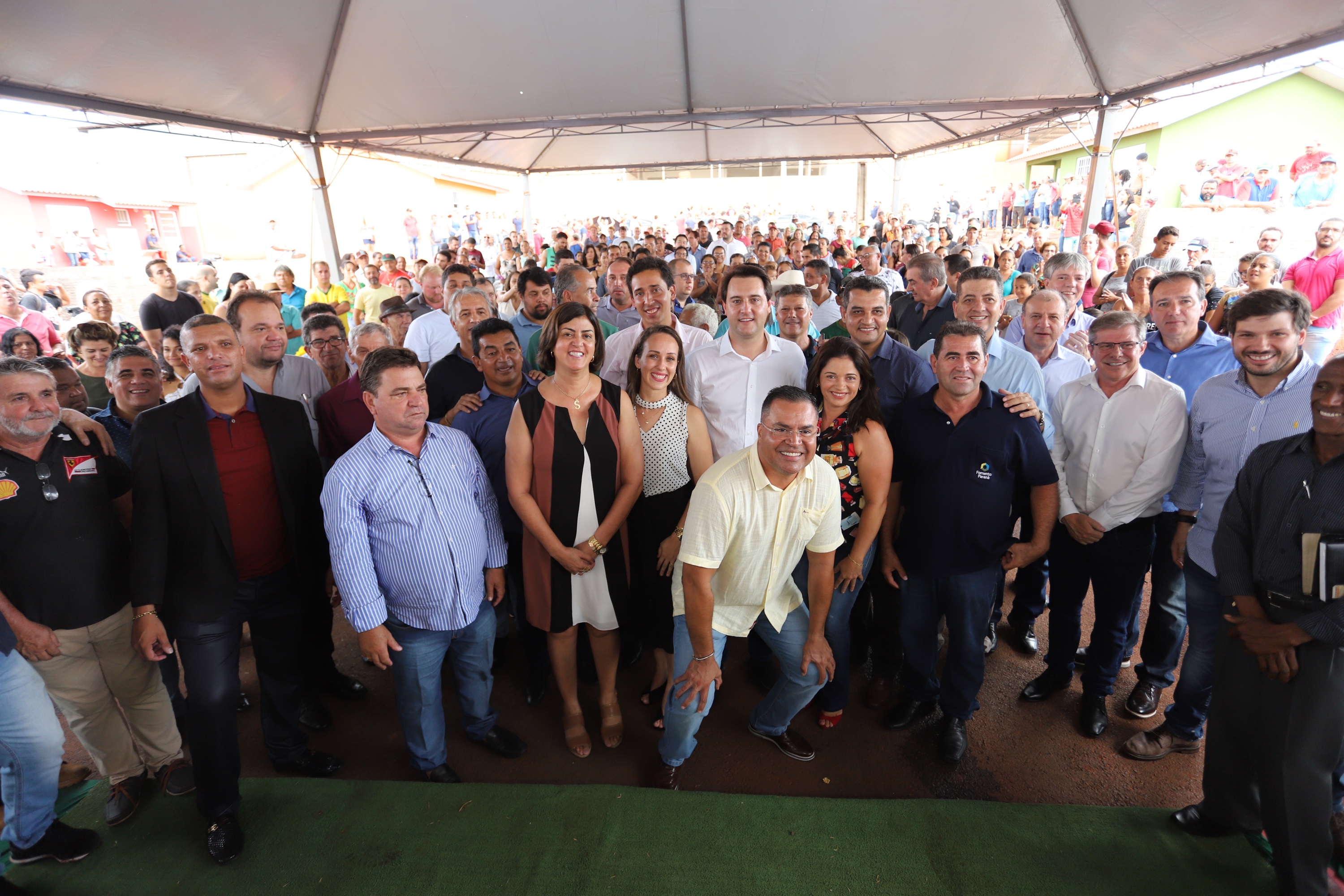 Quarenta e nove famílias de Florestópolis, município da região Norte do Paraná, concretizaram nesta sexta-feira (22) o sonho da casa própria. Elas vão morar no Residencial José Alves dos Santos, inaugurado pelo governador Carlos Massa Ratinho Junior, pelo presidente da Companhia de Habitação do Paraná (Cohapar), Jorge Lange, e o prefeito Nelson Correia Junior. - Florestópolis, 22/01/2019 - Foto: José Fernando Ogura/ANPr