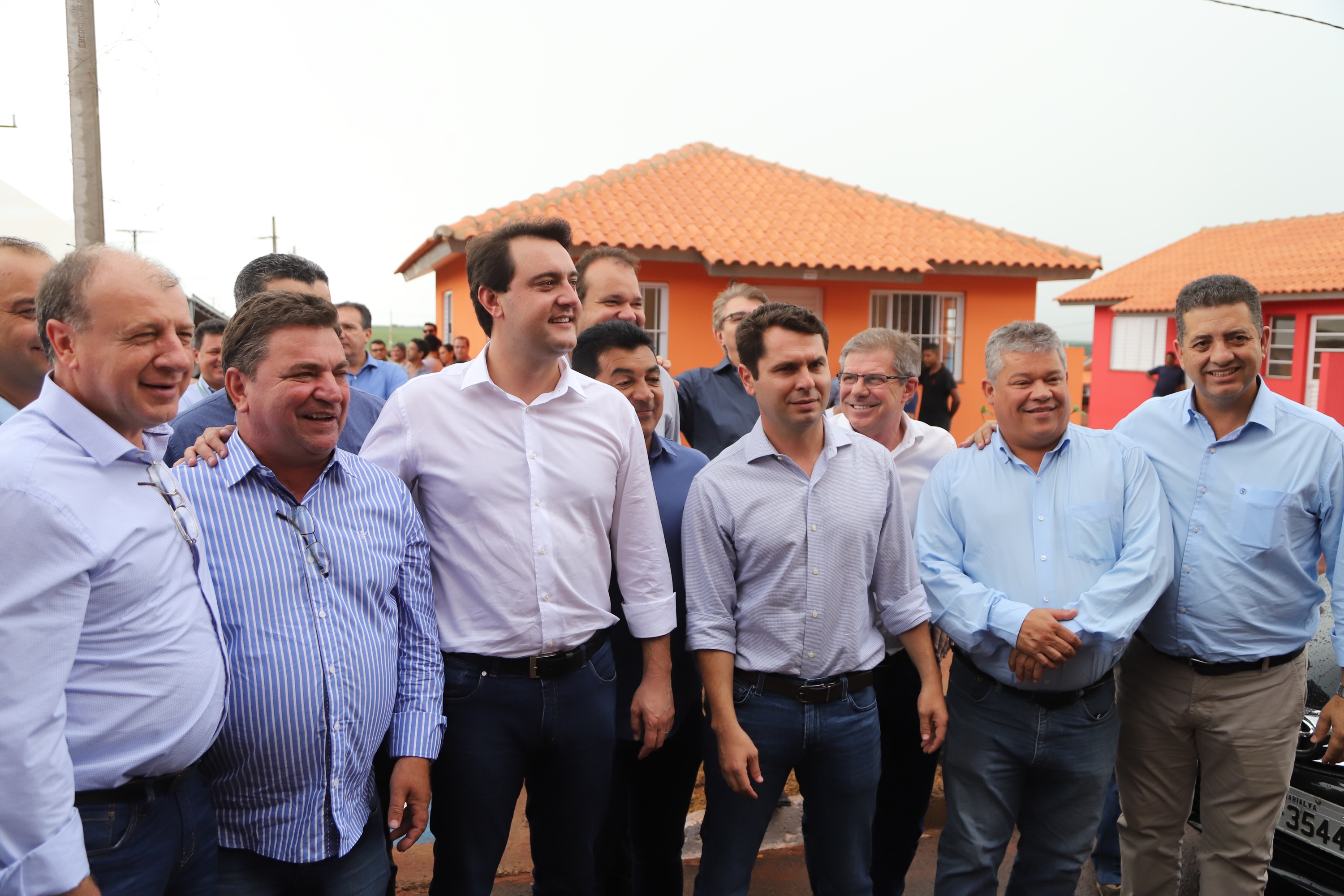 Quarenta e nove famílias de Florestópolis, município da região Norte do Paraná, concretizaram nesta sexta-feira (22) o sonho da casa própria. Elas vão morar no Residencial José Alves dos Santos, inaugurado pelo governador Carlos Massa Ratinho Junior, pelo presidente da Companhia de Habitação do Paraná (Cohapar), Jorge Lange, e o prefeito Nelson Correia Junior. - Florestópolis, 22/01/2019 - Foto: José Fernando Ogura/ANPr