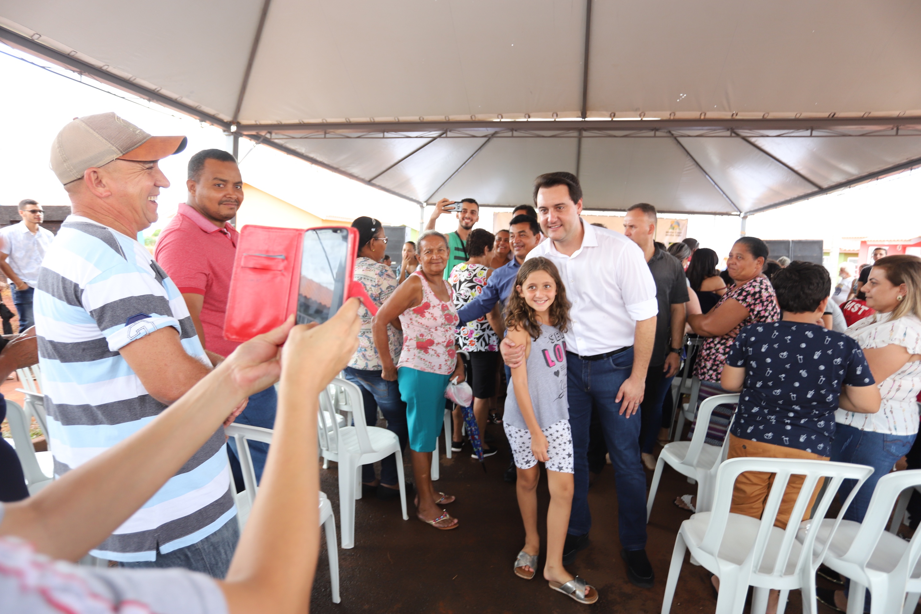 Quarenta e nove famílias de Florestópolis, município da região Norte do Paraná, concretizaram nesta sexta-feira (22) o sonho da casa própria. Elas vão morar no Residencial José Alves dos Santos, inaugurado pelo governador Carlos Massa Ratinho Junior, pelo presidente da Companhia de Habitação do Paraná (Cohapar), Jorge Lange, e o prefeito Nelson Correia Junior. - Florestópolis, 22/01/2019 - Foto: José Fernando Ogura/ANPr