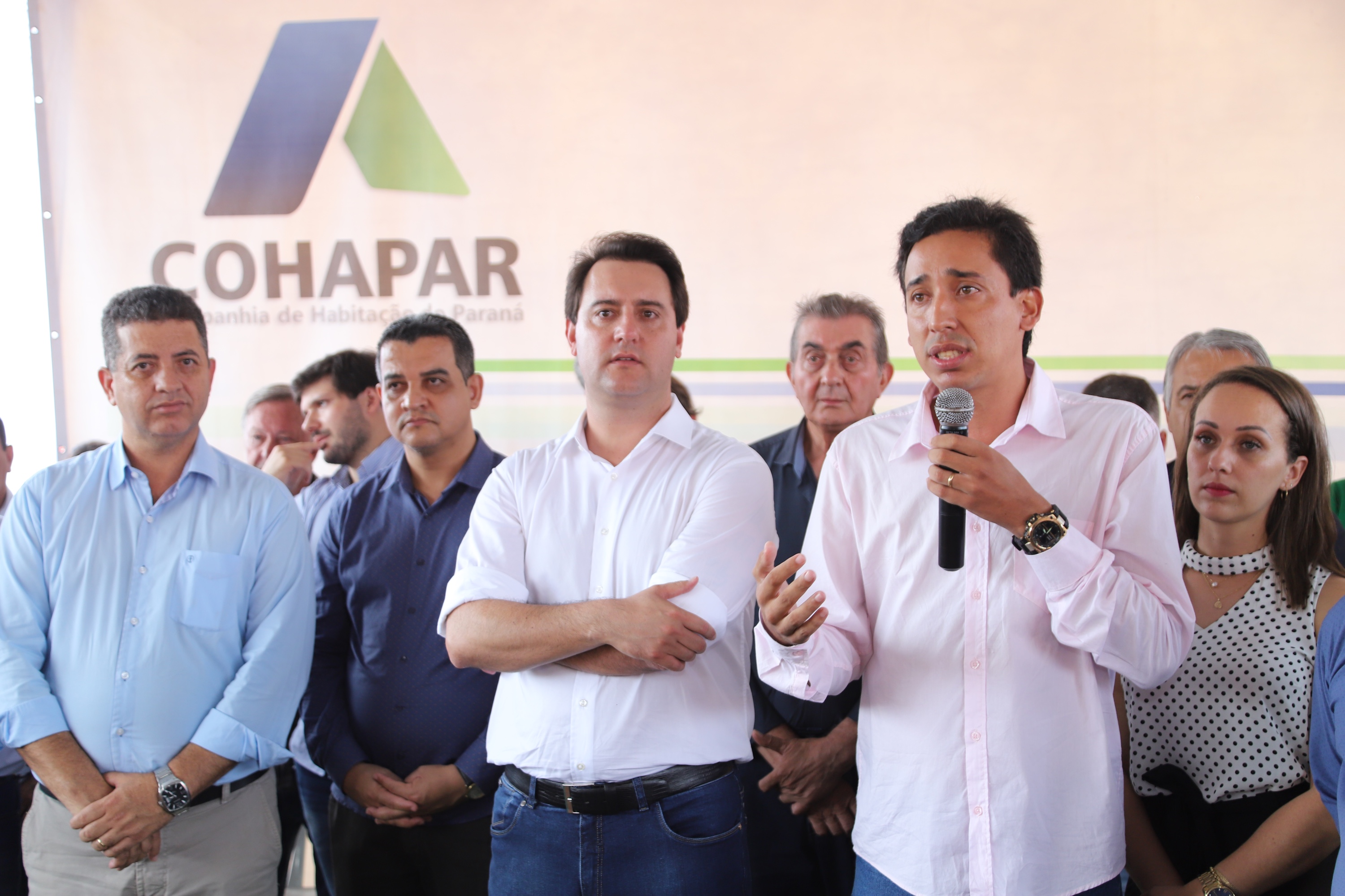 Quarenta e nove famílias de Florestópolis, município da região Norte do Paraná, concretizaram nesta sexta-feira (22) o sonho da casa própria. Elas vão morar no Residencial José Alves dos Santos, inaugurado pelo governador Carlos Massa Ratinho Junior, pelo presidente da Companhia de Habitação do Paraná (Cohapar), Jorge Lange, e o prefeito Nelson Correia Junior. - Florestópolis, 22/01/2019 - Foto: José Fernando Ogura/ANPr