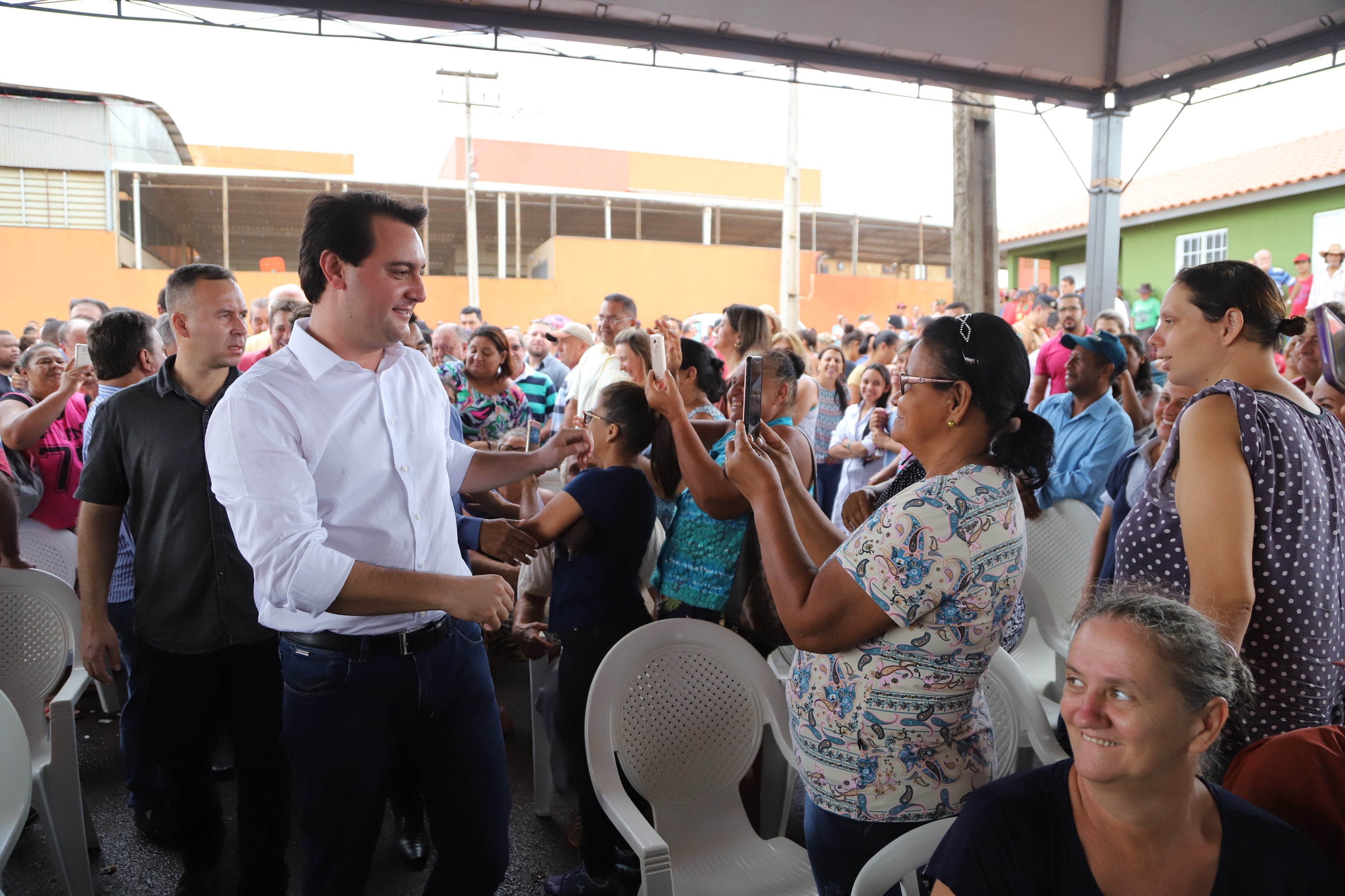 Quarenta e nove famílias de Florestópolis, município da região Norte do Paraná, concretizaram nesta sexta-feira (22) o sonho da casa própria. Elas vão morar no Residencial José Alves dos Santos, inaugurado pelo governador Carlos Massa Ratinho Junior, pelo presidente da Companhia de Habitação do Paraná (Cohapar), Jorge Lange, e o prefeito Nelson Correia Junior. - Florestópolis, 22/01/2019 - Foto: José Fernando Ogura/ANPr
