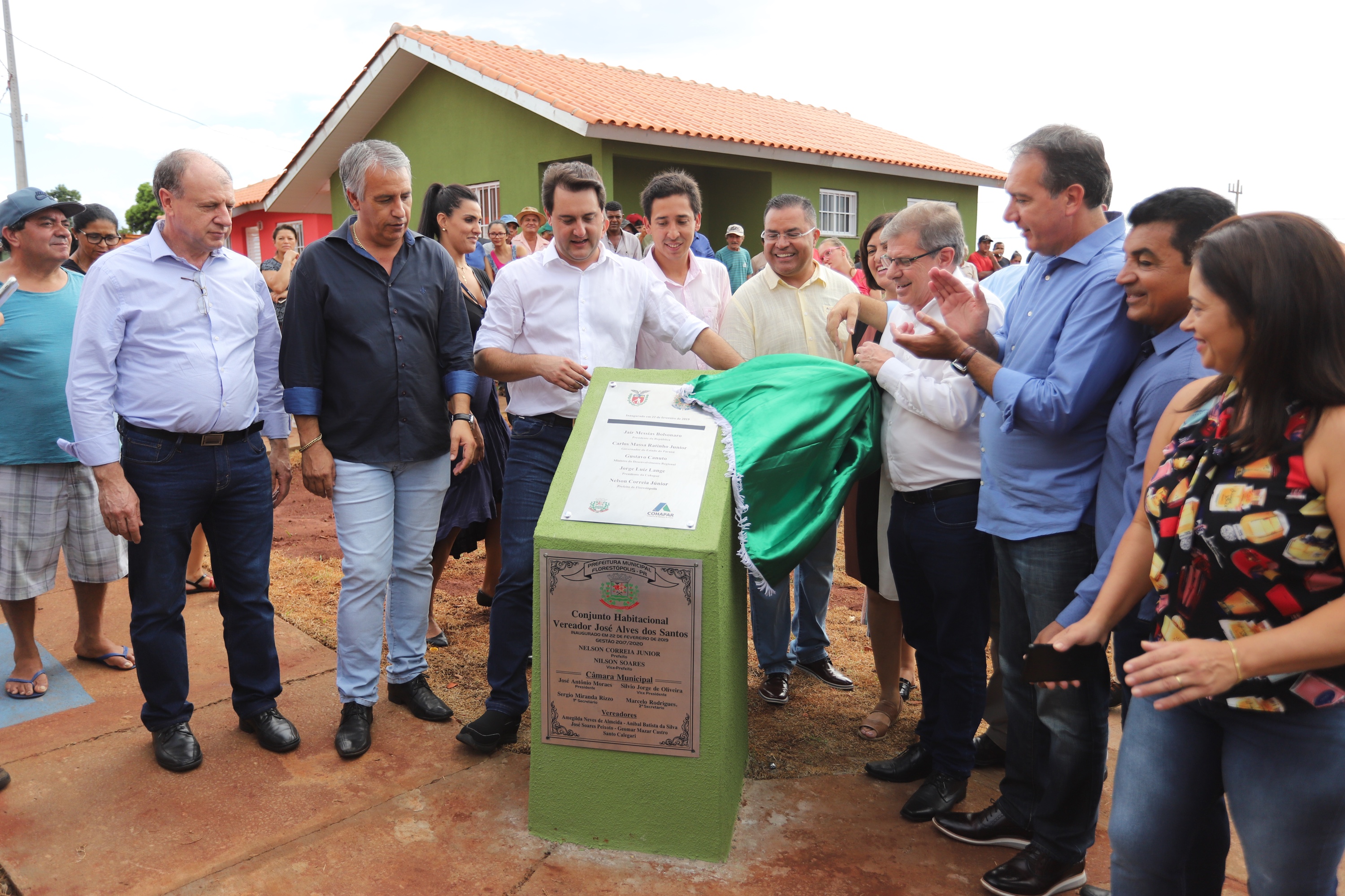 Quarenta e nove famílias de Florestópolis, município da região Norte do Paraná, concretizaram nesta sexta-feira (22) o sonho da casa própria. Elas vão morar no Residencial José Alves dos Santos, inaugurado pelo governador Carlos Massa Ratinho Junior, pelo presidente da Companhia de Habitação do Paraná (Cohapar), Jorge Lange, e o prefeito Nelson Correia Junior. - Florestópolis, 22/01/2019 - Foto: José Fernando Ogura/ANPr
