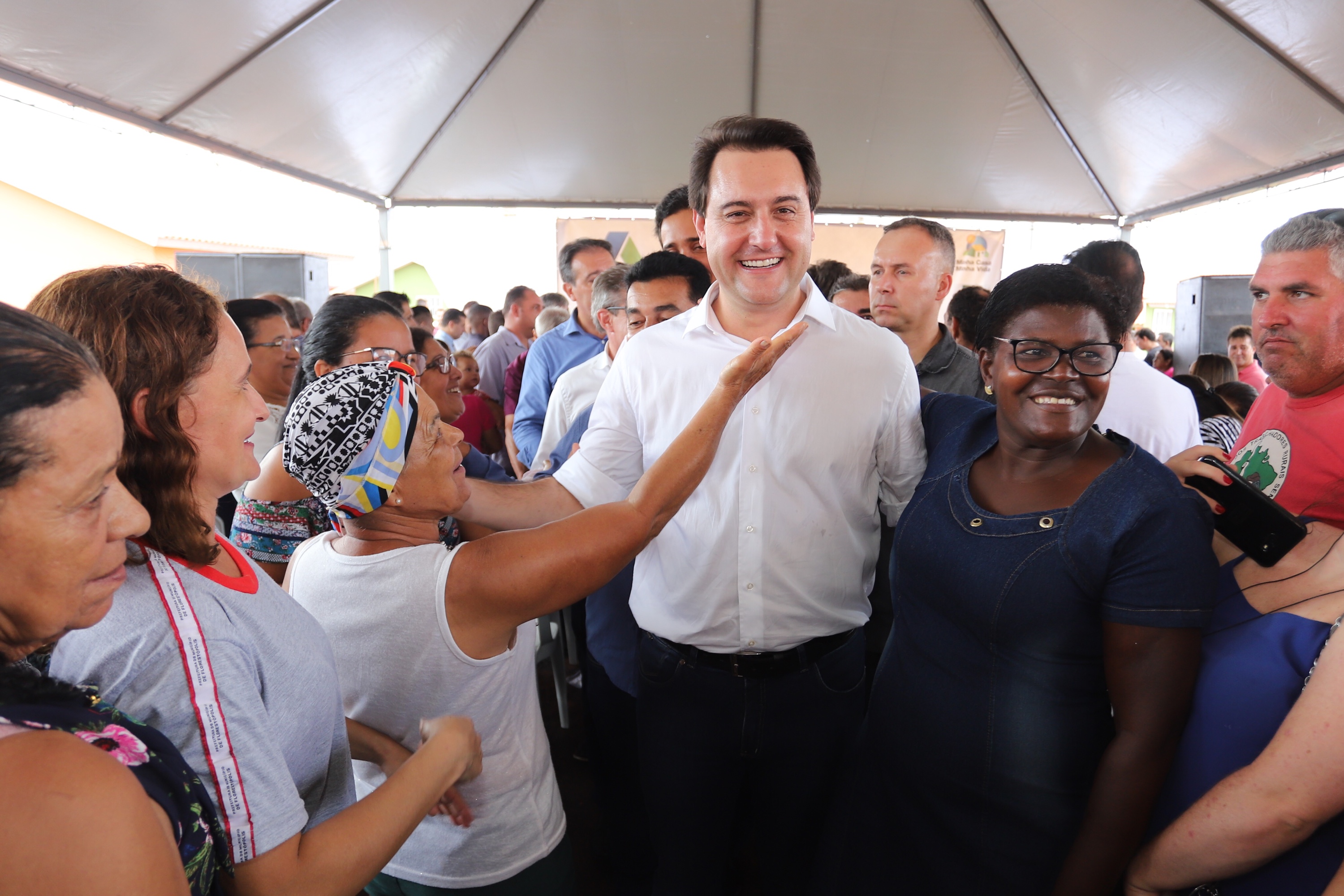 Quarenta e nove famílias de Florestópolis, município da região Norte do Paraná, concretizaram nesta sexta-feira (22) o sonho da casa própria. Elas vão morar no Residencial José Alves dos Santos, inaugurado pelo governador Carlos Massa Ratinho Junior, pelo presidente da Companhia de Habitação do Paraná (Cohapar), Jorge Lange, e o prefeito Nelson Correia Junior. - Florestópolis, 22/01/2019 - Foto: José Fernando Ogura/ANPr