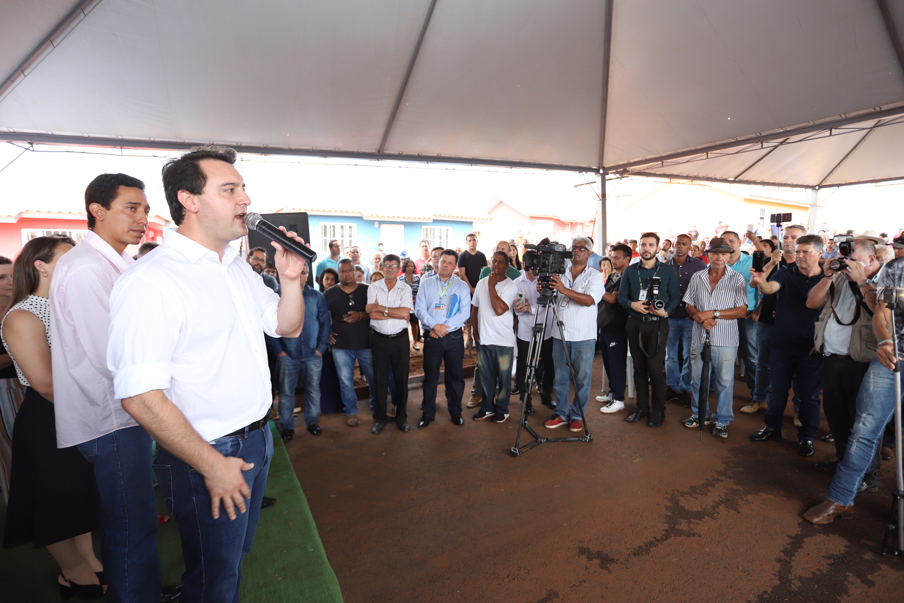 Quarenta e nove famílias de Florestópolis, município da região Norte do Paraná, concretizaram nesta sexta-feira (22) o sonho da casa própria. Elas vão morar no Residencial José Alves dos Santos, inaugurado pelo governador Carlos Massa Ratinho Junior, pelo presidente da Companhia de Habitação do Paraná (Cohapar), Jorge Lange, e o prefeito Nelson Correia Junior. - Florestópolis, 22/01/2019 - Foto: José Fernando Ogura/ANPr