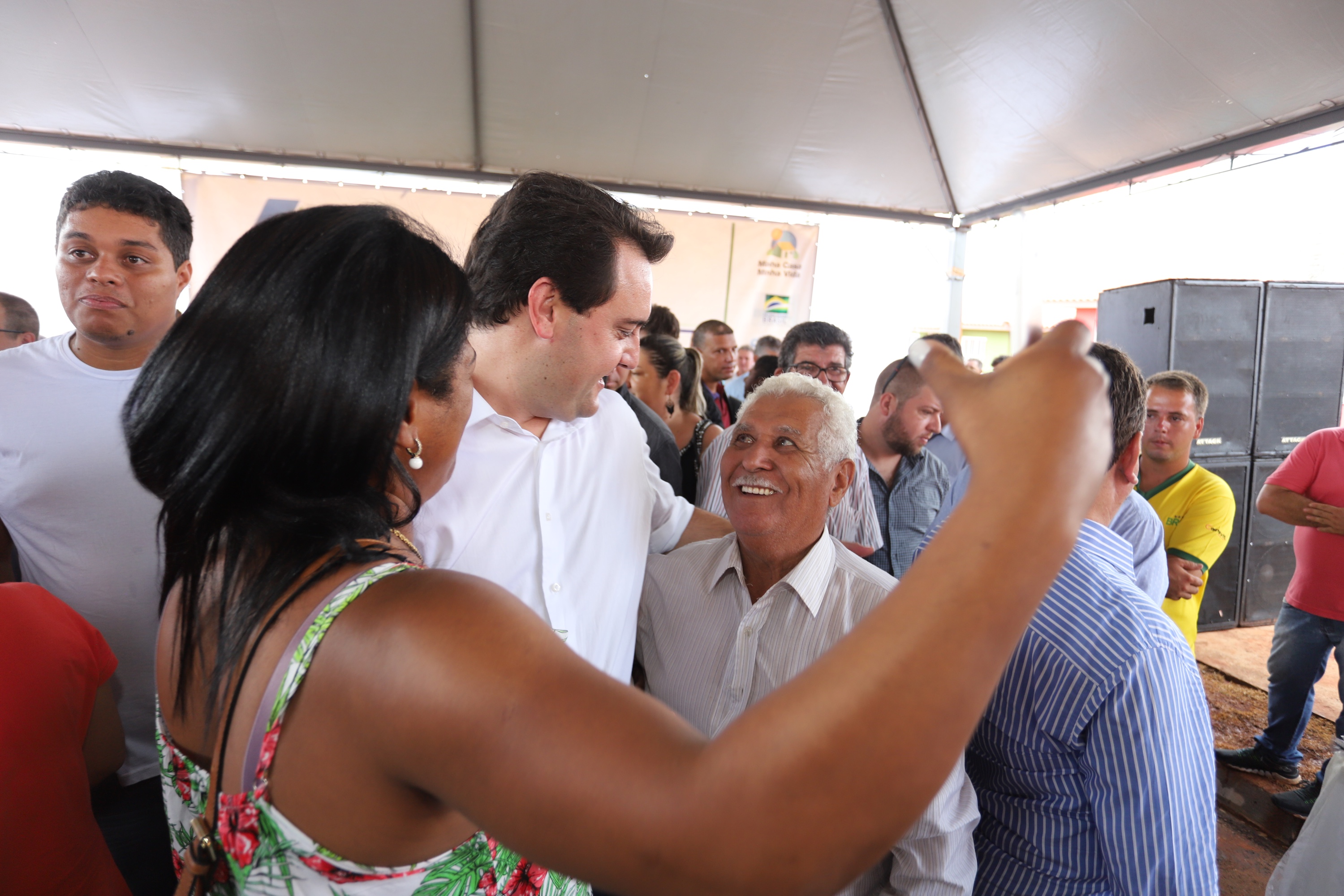Quarenta e nove famílias de Florestópolis, município da região Norte do Paraná, concretizaram nesta sexta-feira (22) o sonho da casa própria. Elas vão morar no Residencial José Alves dos Santos, inaugurado pelo governador Carlos Massa Ratinho Junior, pelo presidente da Companhia de Habitação do Paraná (Cohapar), Jorge Lange, e o prefeito Nelson Correia Junior. - Florestópolis, 22/01/2019 - Foto: José Fernando Ogura/ANPr
