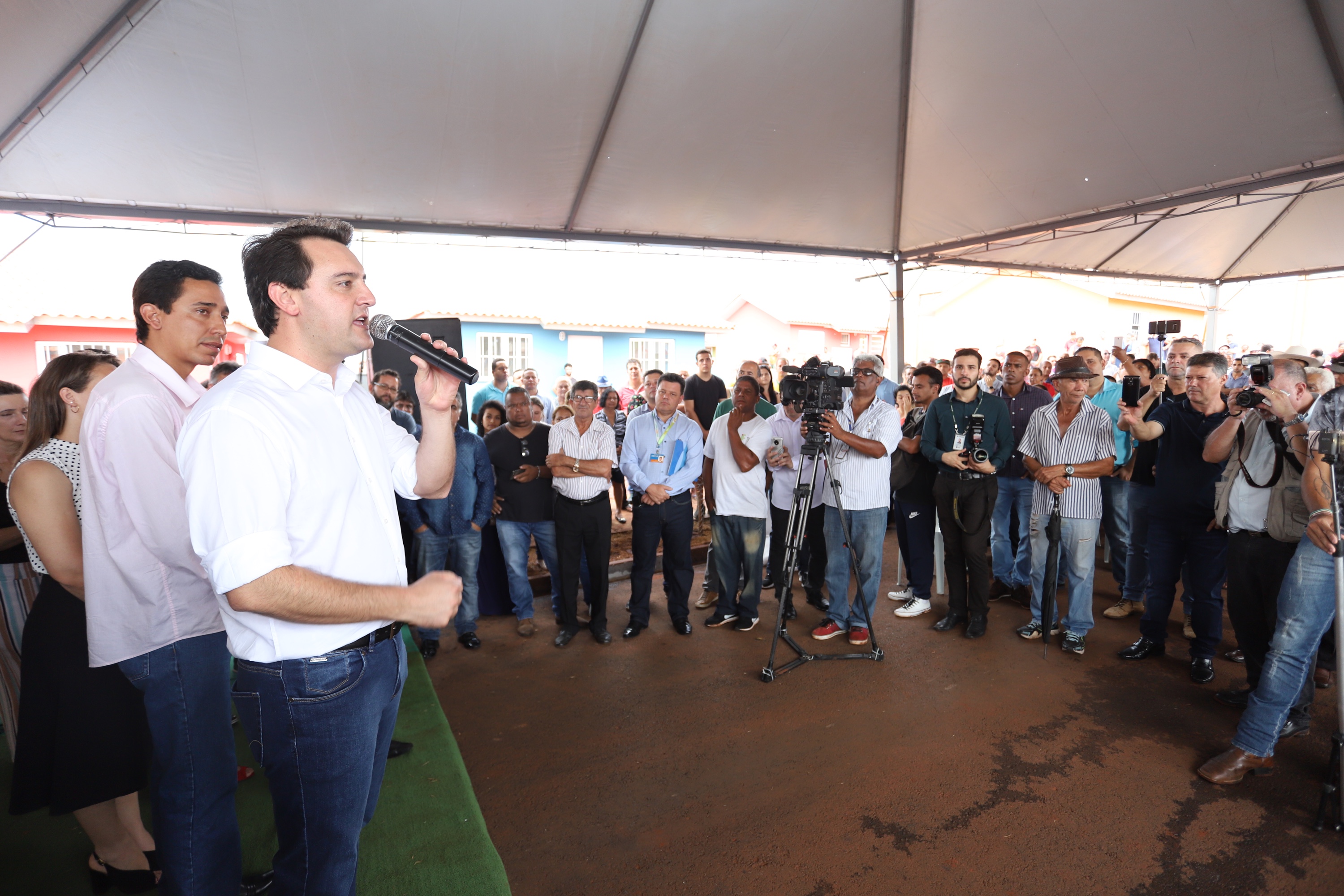 Quarenta e nove famílias de Florestópolis, município da região Norte do Paraná, concretizaram nesta sexta-feira (22) o sonho da casa própria. Elas vão morar no Residencial José Alves dos Santos, inaugurado pelo governador Carlos Massa Ratinho Junior, pelo presidente da Companhia de Habitação do Paraná (Cohapar), Jorge Lange, e o prefeito Nelson Correia Junior. - Florestópolis, 22/01/2019 - Foto: José Fernando Ogura/ANPr