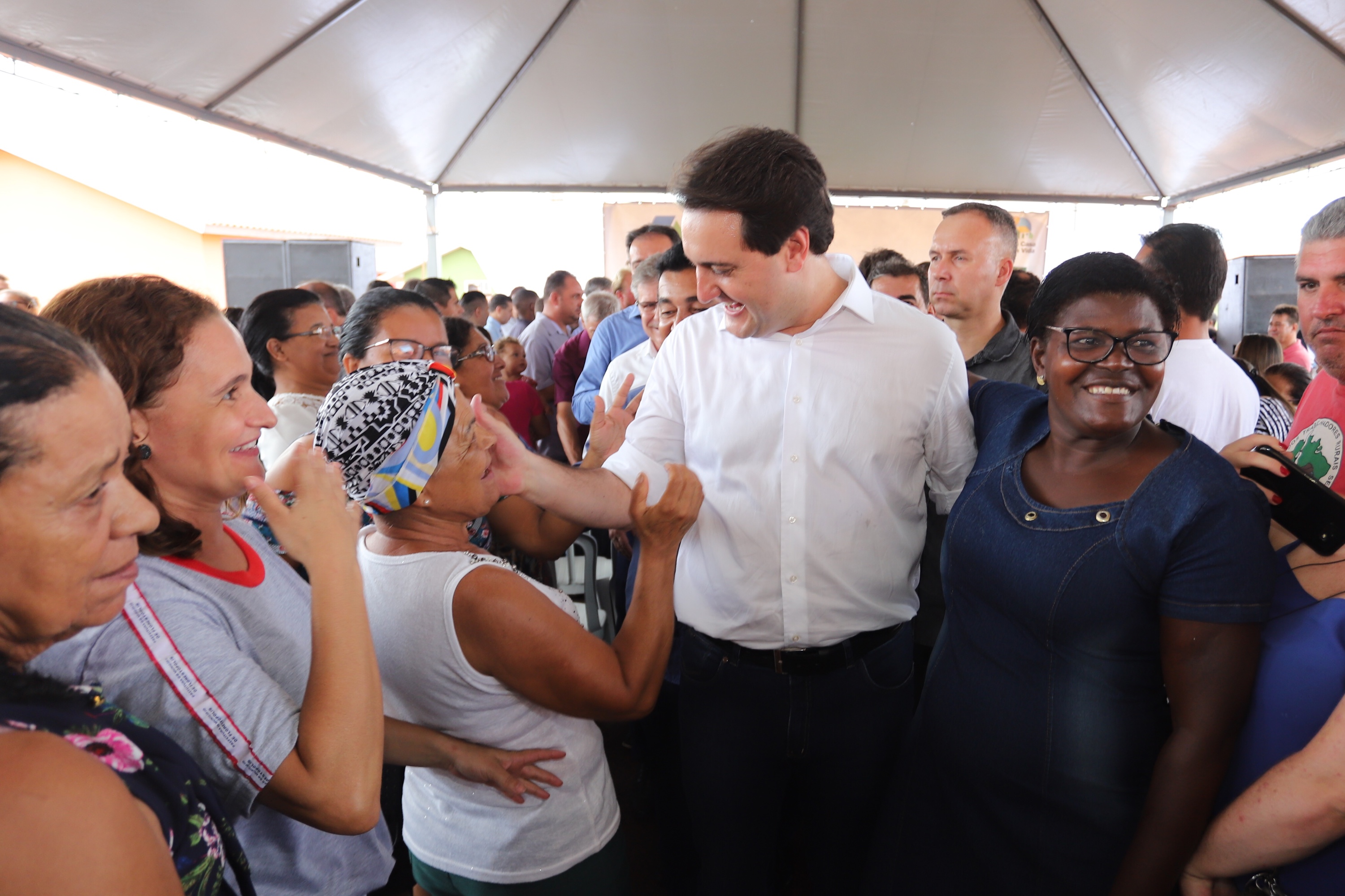 Quarenta e nove famílias de Florestópolis, município da região Norte do Paraná, concretizaram nesta sexta-feira (22) o sonho da casa própria. Elas vão morar no Residencial José Alves dos Santos, inaugurado pelo governador Carlos Massa Ratinho Junior, pelo presidente da Companhia de Habitação do Paraná (Cohapar), Jorge Lange, e o prefeito Nelson Correia Junior. - Florestópolis, 22/01/2019 - Foto: José Fernando Ogura/ANPr