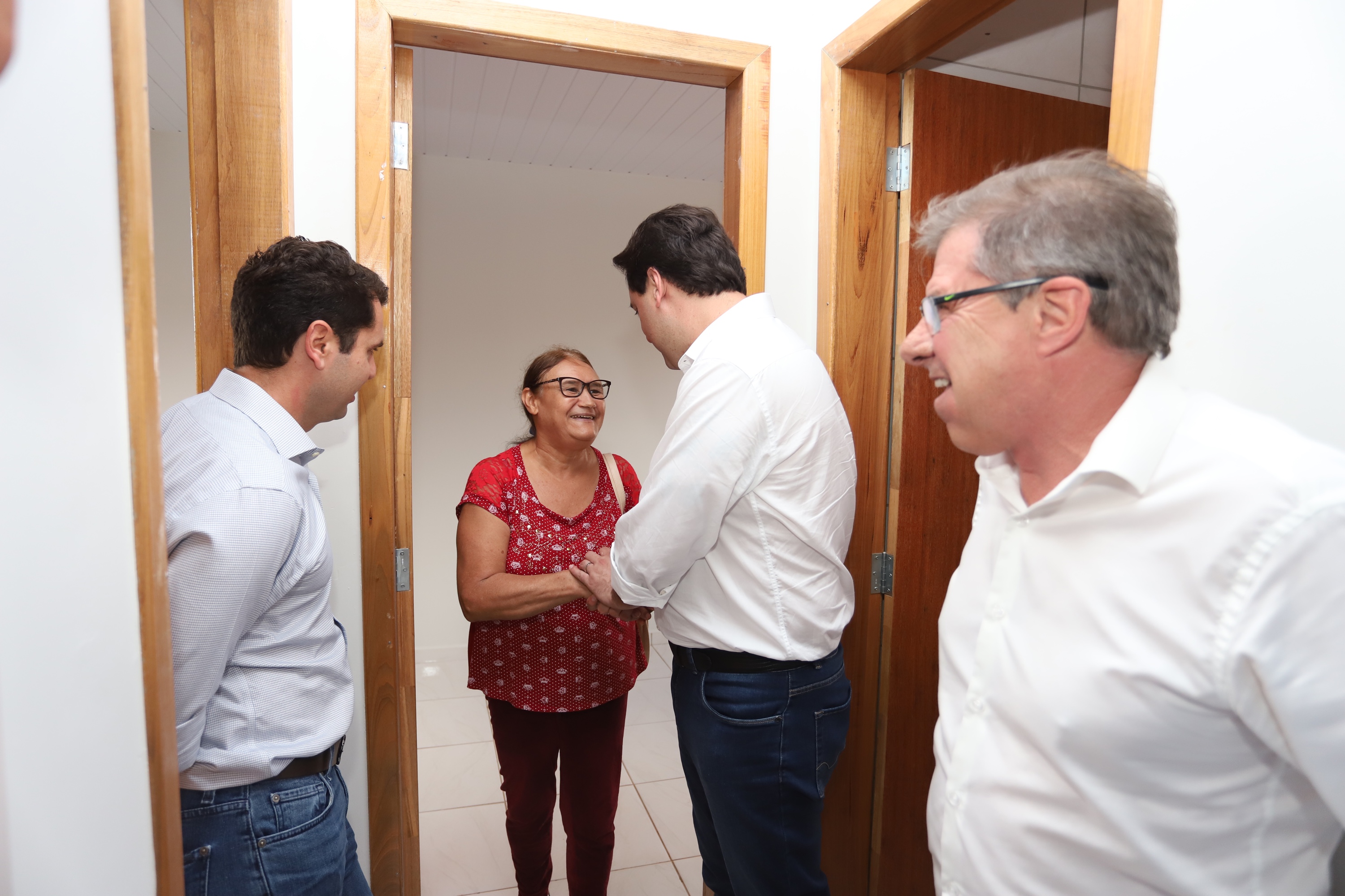 Quarenta e nove famílias de Florestópolis, município da região Norte do Paraná, concretizaram nesta sexta-feira (22) o sonho da casa própria. Elas vão morar no Residencial José Alves dos Santos, inaugurado pelo governador Carlos Massa Ratinho Junior, pelo presidente da Companhia de Habitação do Paraná (Cohapar), Jorge Lange, e o prefeito Nelson Correia Junior. - Florestópolis, 22/01/2019 - Foto: José Fernando Ogura/ANPr