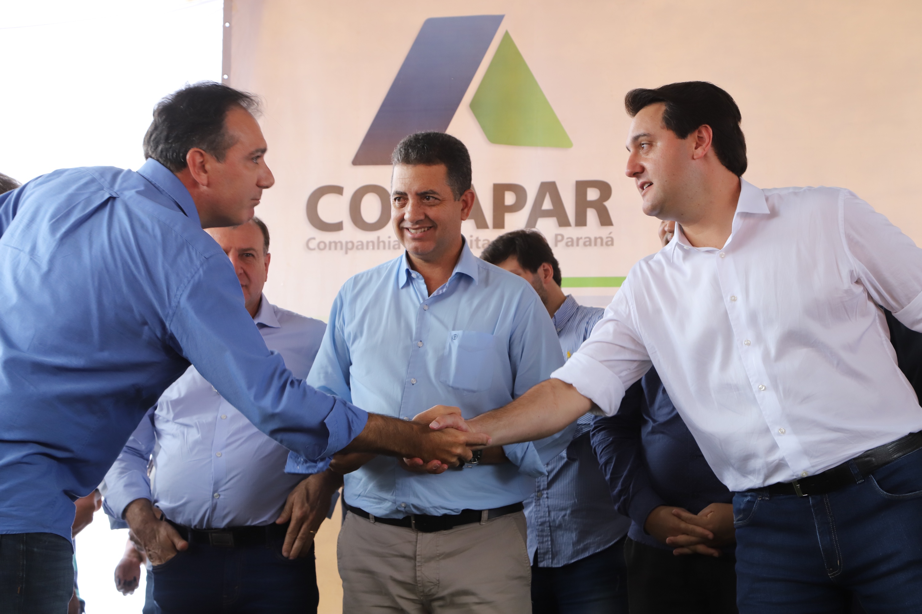 Quarenta e nove famílias de Florestópolis, município da região Norte do Paraná, concretizaram nesta sexta-feira (22) o sonho da casa própria. Elas vão morar no Residencial José Alves dos Santos, inaugurado pelo governador Carlos Massa Ratinho Junior, pelo presidente da Companhia de Habitação do Paraná (Cohapar), Jorge Lange, e o prefeito Nelson Correia Junior. - Florestópolis, 22/01/2019 - Foto: José Fernando Ogura/ANPr