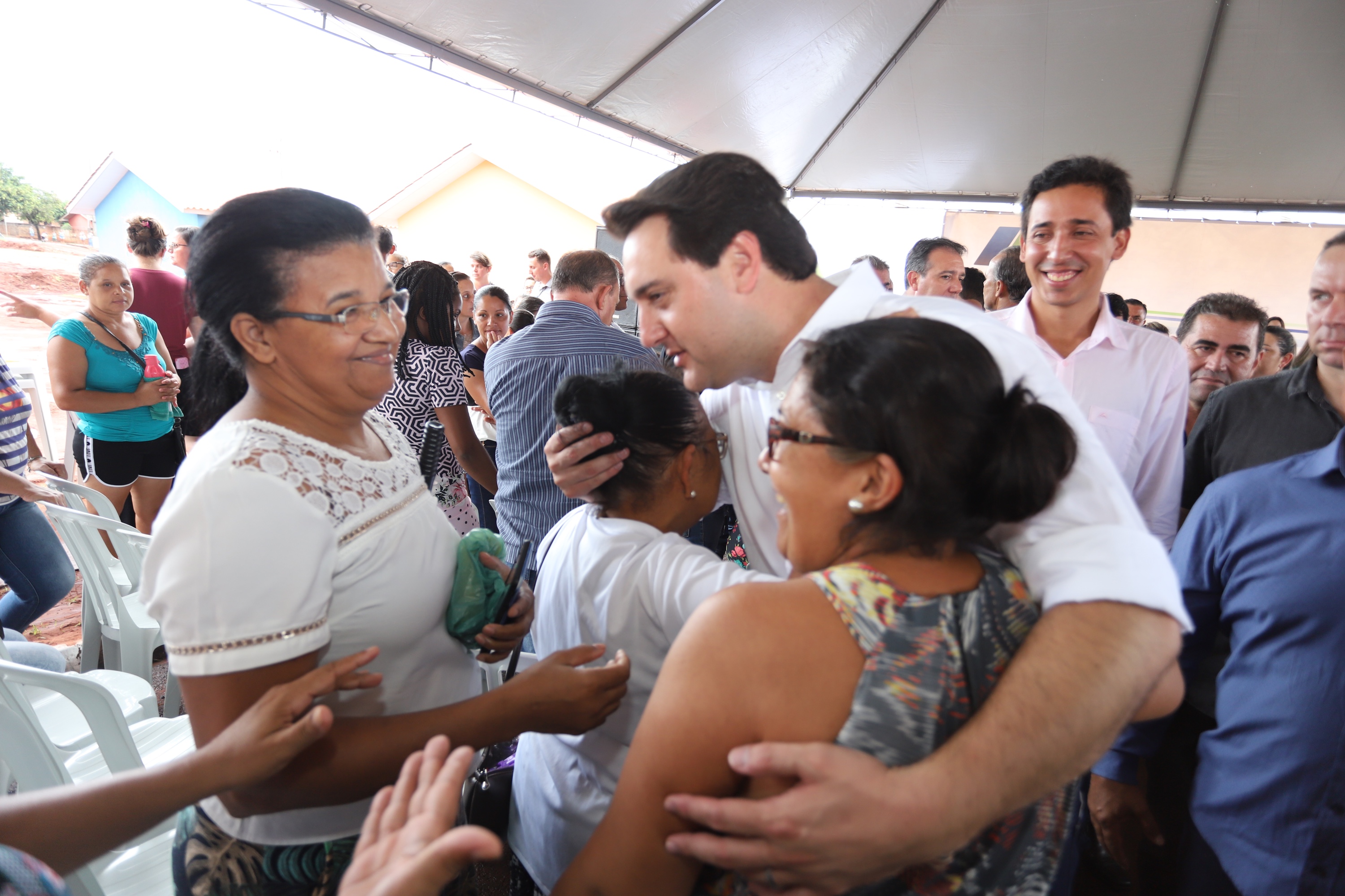 Quarenta e nove famílias de Florestópolis, município da região Norte do Paraná, concretizaram nesta sexta-feira (22) o sonho da casa própria. Elas vão morar no Residencial José Alves dos Santos, inaugurado pelo governador Carlos Massa Ratinho Junior, pelo presidente da Companhia de Habitação do Paraná (Cohapar), Jorge Lange, e o prefeito Nelson Correia Junior. - Florestópolis, 22/01/2019 - Foto: José Fernando Ogura/ANPr