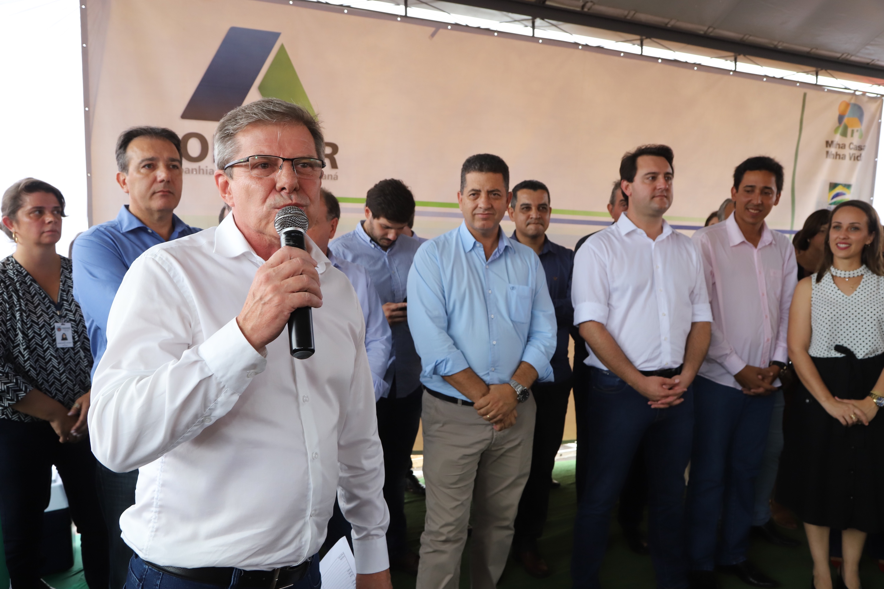 Quarenta e nove famílias de Florestópolis, município da região Norte do Paraná, concretizaram nesta sexta-feira (22) o sonho da casa própria. Elas vão morar no Residencial José Alves dos Santos, inaugurado pelo governador Carlos Massa Ratinho Junior, pelo presidente da Companhia de Habitação do Paraná (Cohapar), Jorge Lange, e o prefeito Nelson Correia Junior. - Florestópolis, 22/01/2019 - Foto: José Fernando Ogura/ANPr