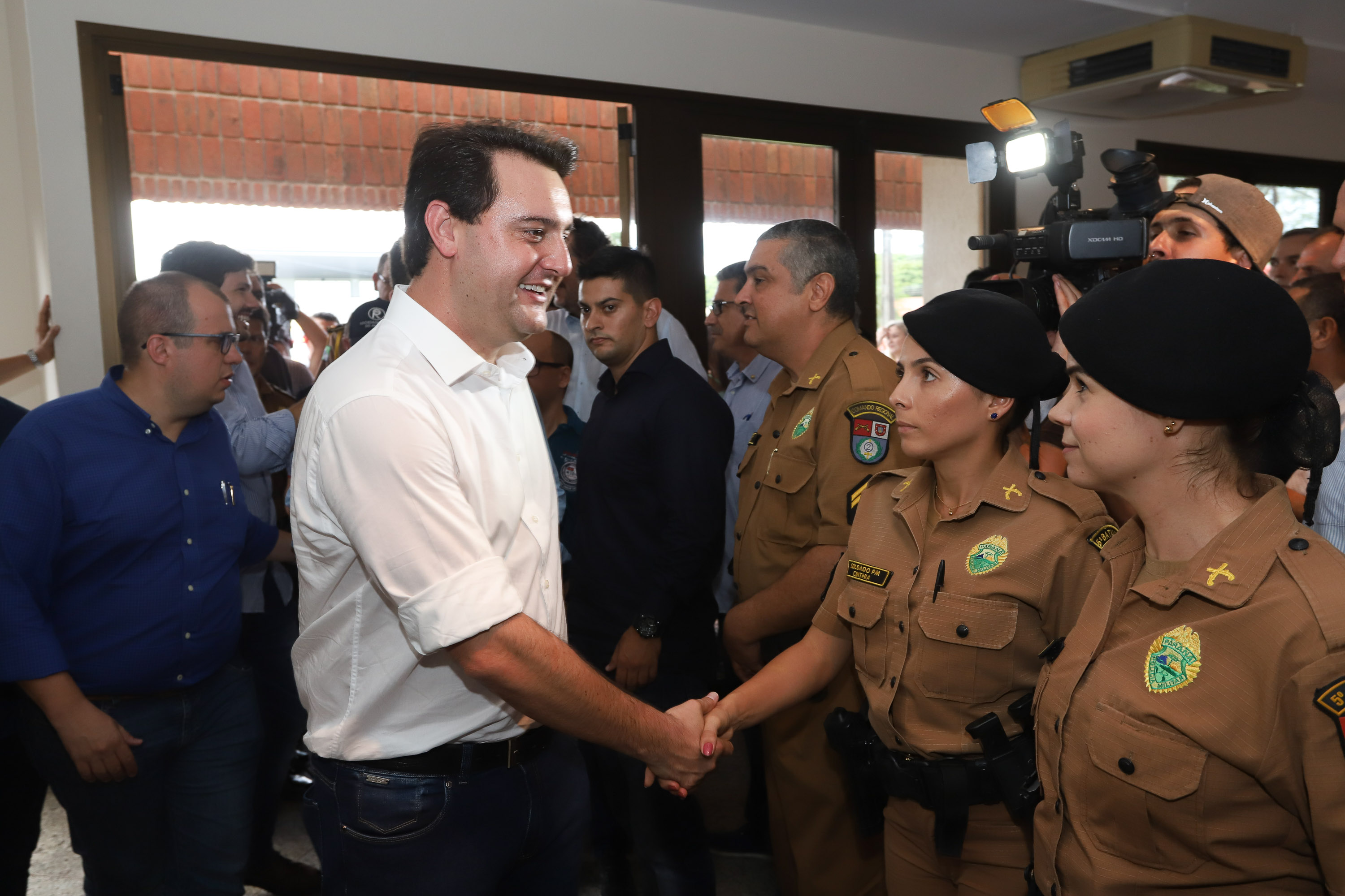 O governador Carlos Massa Ratinho Jr entregou nesta sexta(22) novas viaturas, aparelhos etolométricos e coletes balísticos às unidades da Polícia Militar que pertencem ao 2 Comando Regional - Londrina e região. Londrina,22/02/2019 - Foto: Rodrigo Félix Leal/ANPr