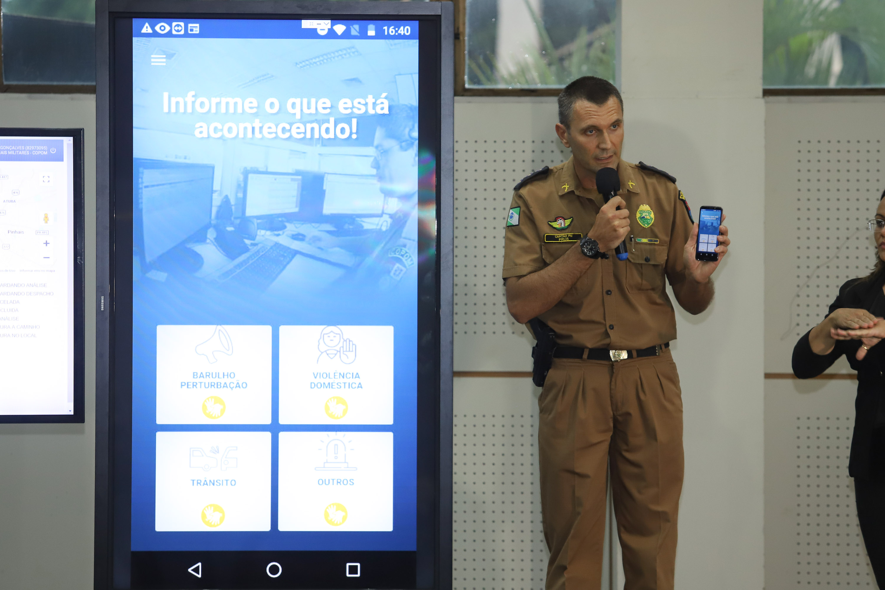 O governador Carlos Massa Ratinho Jr entregou nesta sexta(22) novas viaturas, aparelhos etolométricos e coletes balísticos às unidades da Polícia Militar que pertencem ao 2 Comando Regional - Londrina e região. Londrina,22/02/2019 - Foto: Rodrigo Félix Leal/ANPr