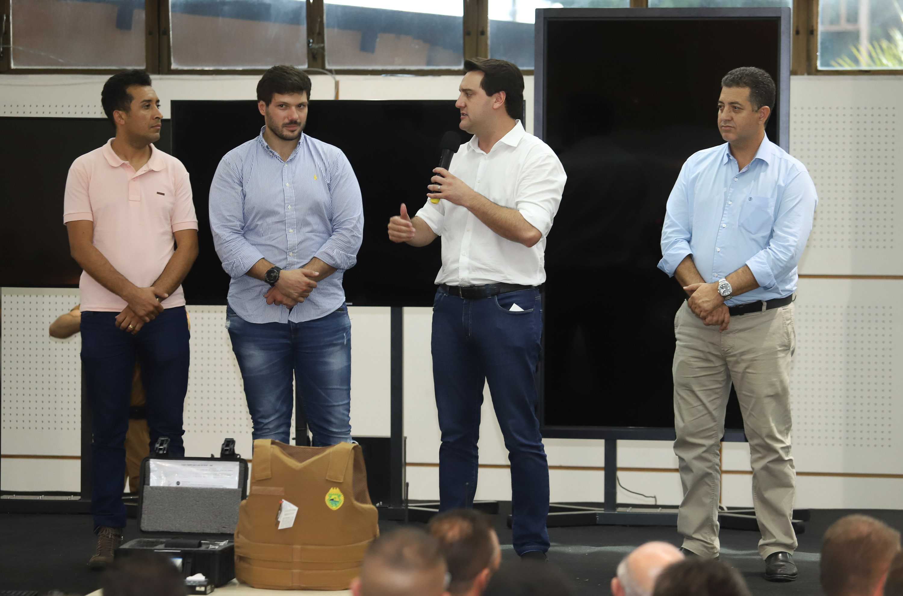 O governador Carlos Massa Ratinho Jr entregou nesta sexta(22) novas viaturas, aparelhos etolométricos e coletes balísticos às unidades da Polícia Militar que pertencem ao 2 Comando Regional - Londrina e região. Londrina,22/02/2019 - Foto: Rodrigo Félix Leal/ANPr